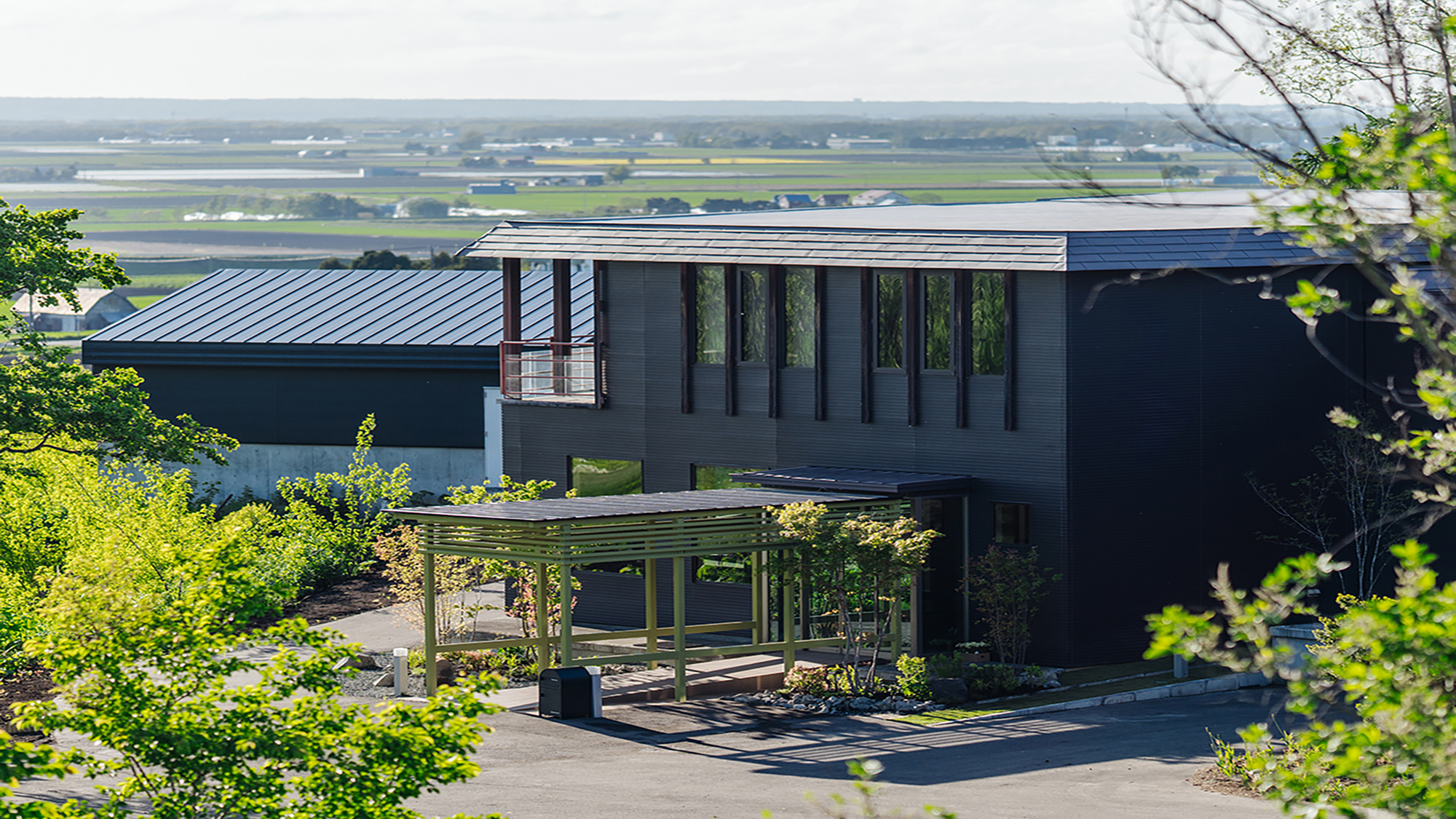 やわらかな光と緑に包まれた、静かなロケーション。景観を損なわない設計が、心地よい静けさを演出します。