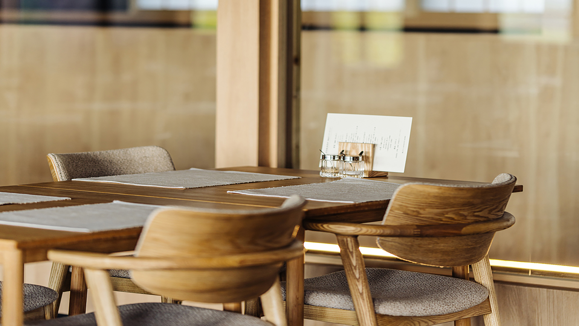 木のぬくもりあふれる食事会場