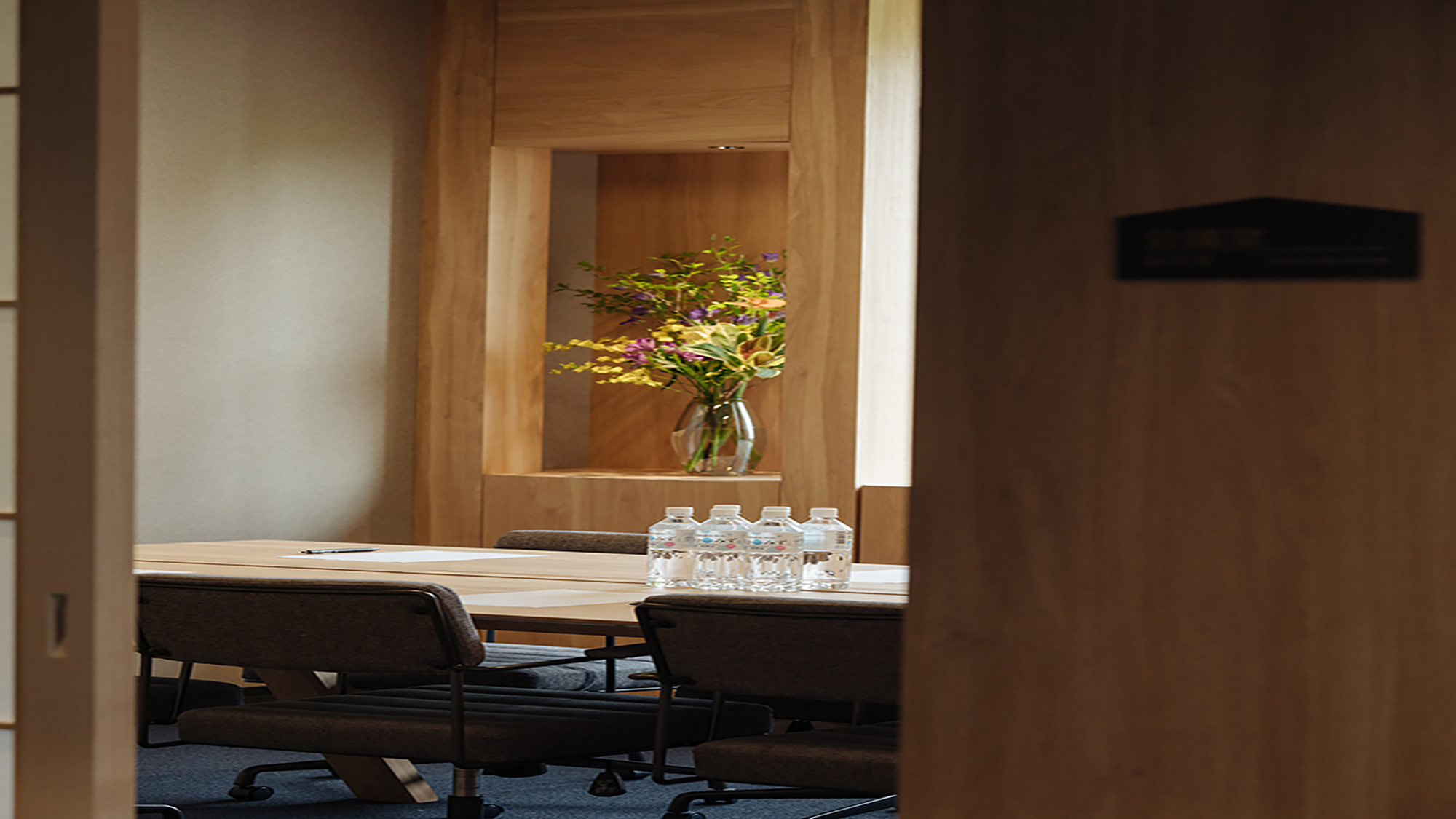 穏やかな照明と統一感のあるデザインがつくる、集中に適した空間。小規模な打ち合わせや会議にご利用いただけます。