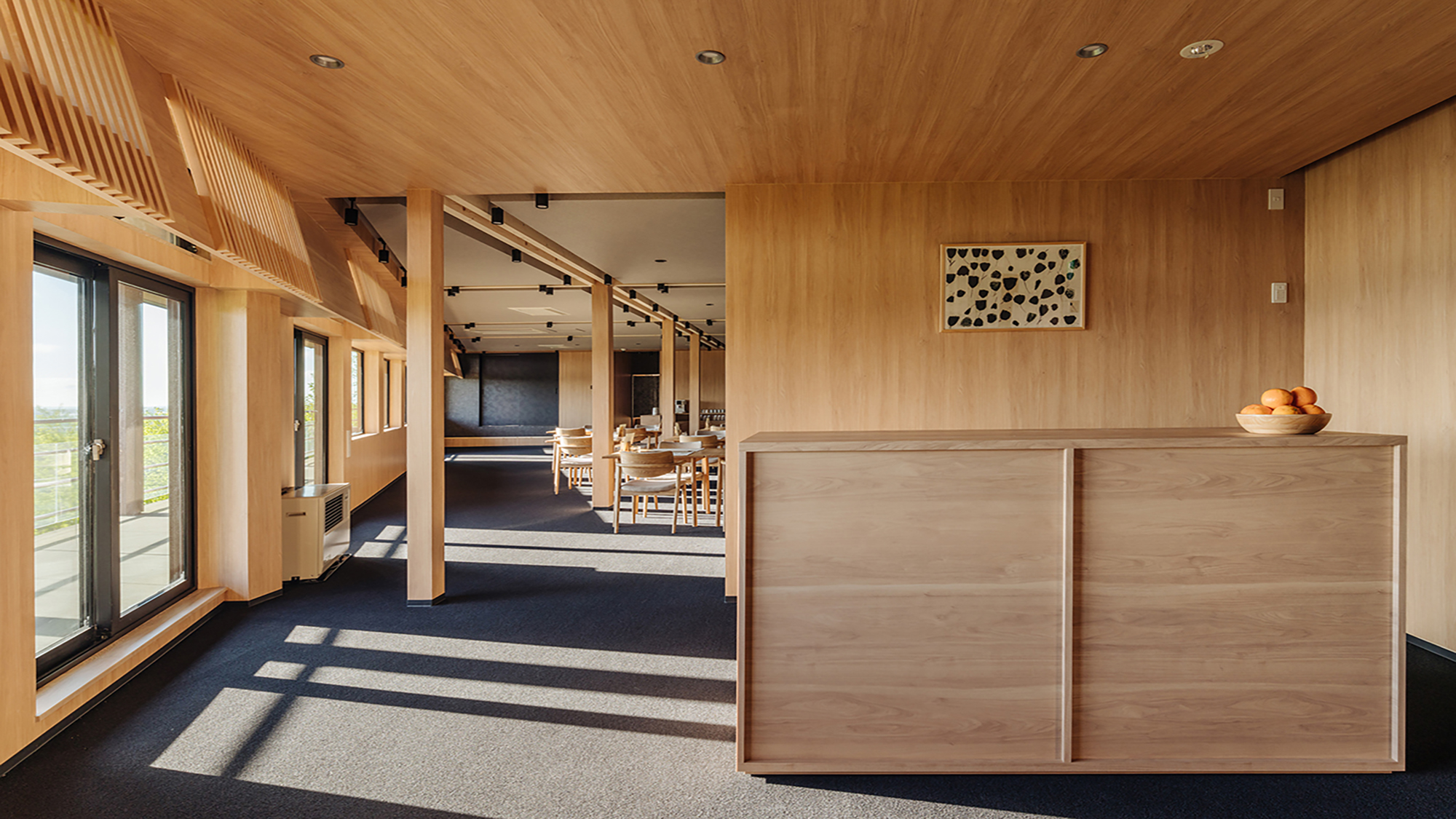 木のぬくもりあふれる食事会場