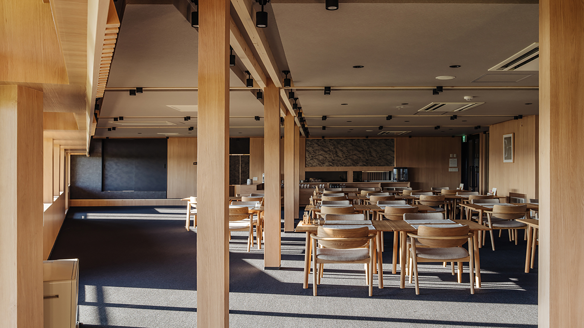 木のぬくもりあふれる食事会場