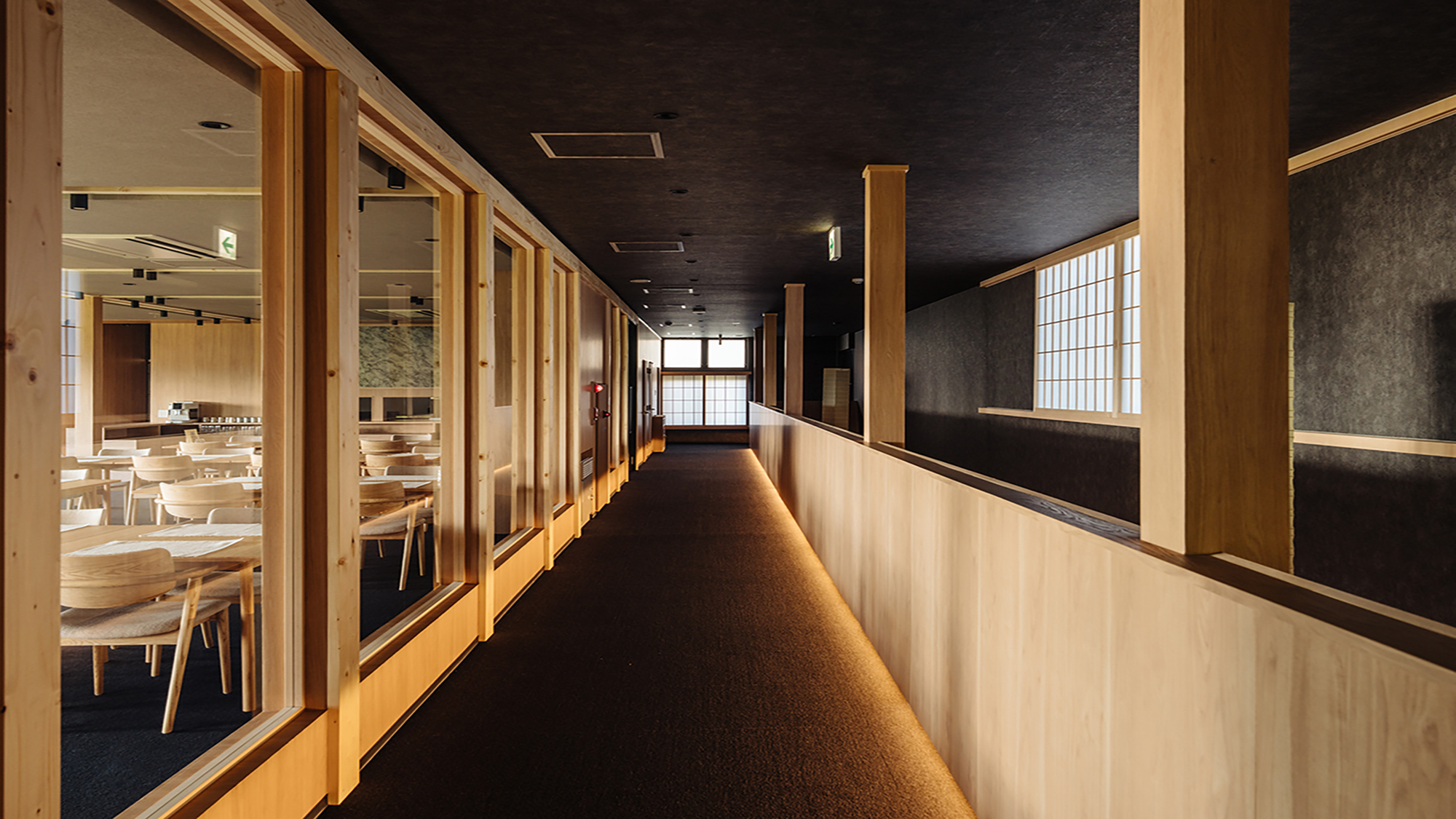 木のぬくもりあふれる食事会場