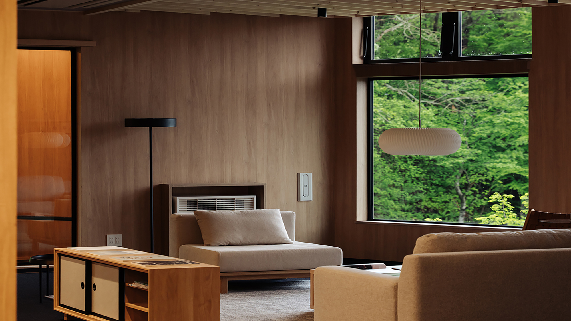 静けさと心地よさが調和するエントランス