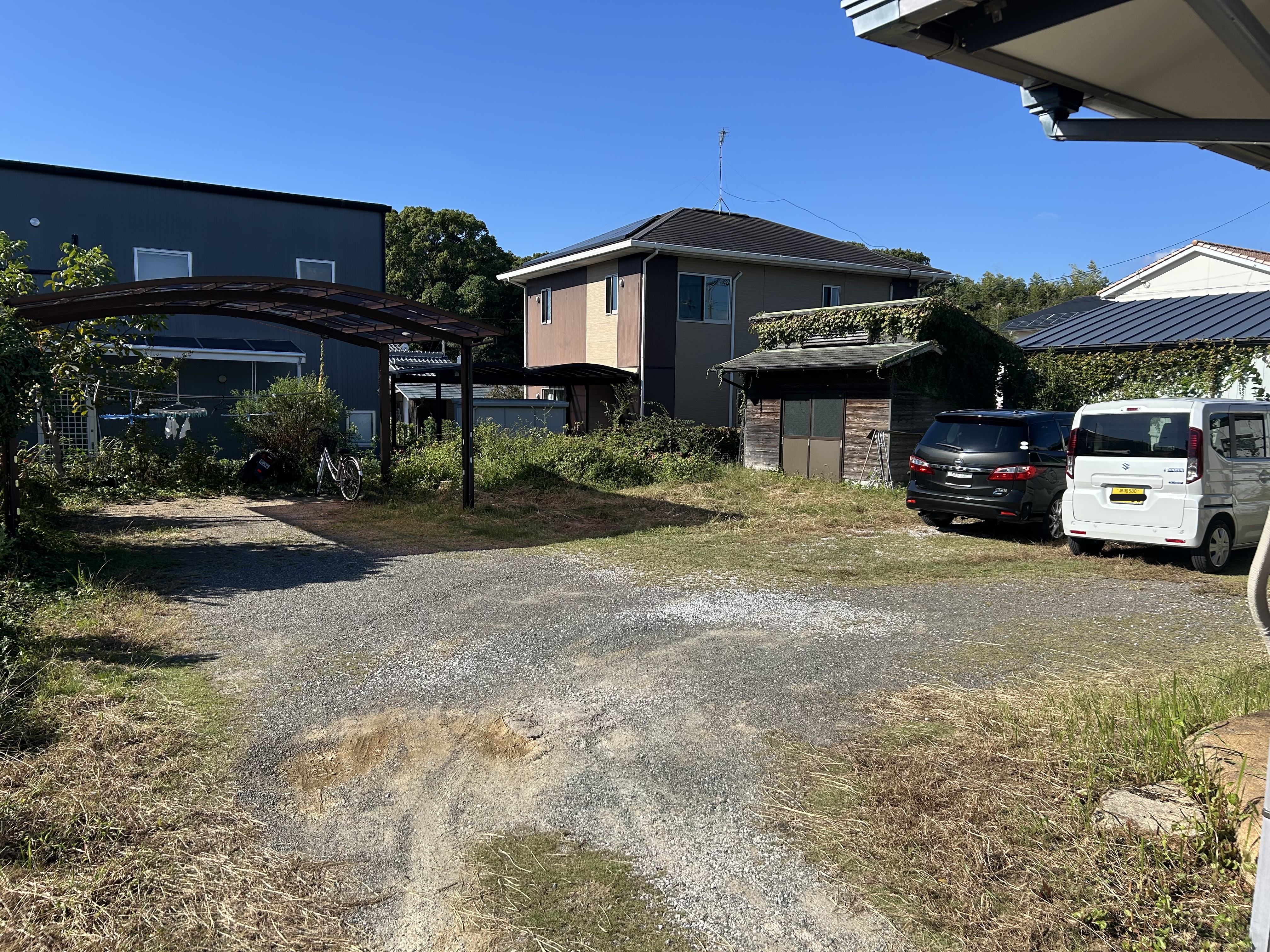 無料駐車場あり（予約不要）。普通車3台分ご利用いただけます。 ※うち1台分はカーポート付き。場所が分かりにくい場合は、お気軽にお電話ください。 