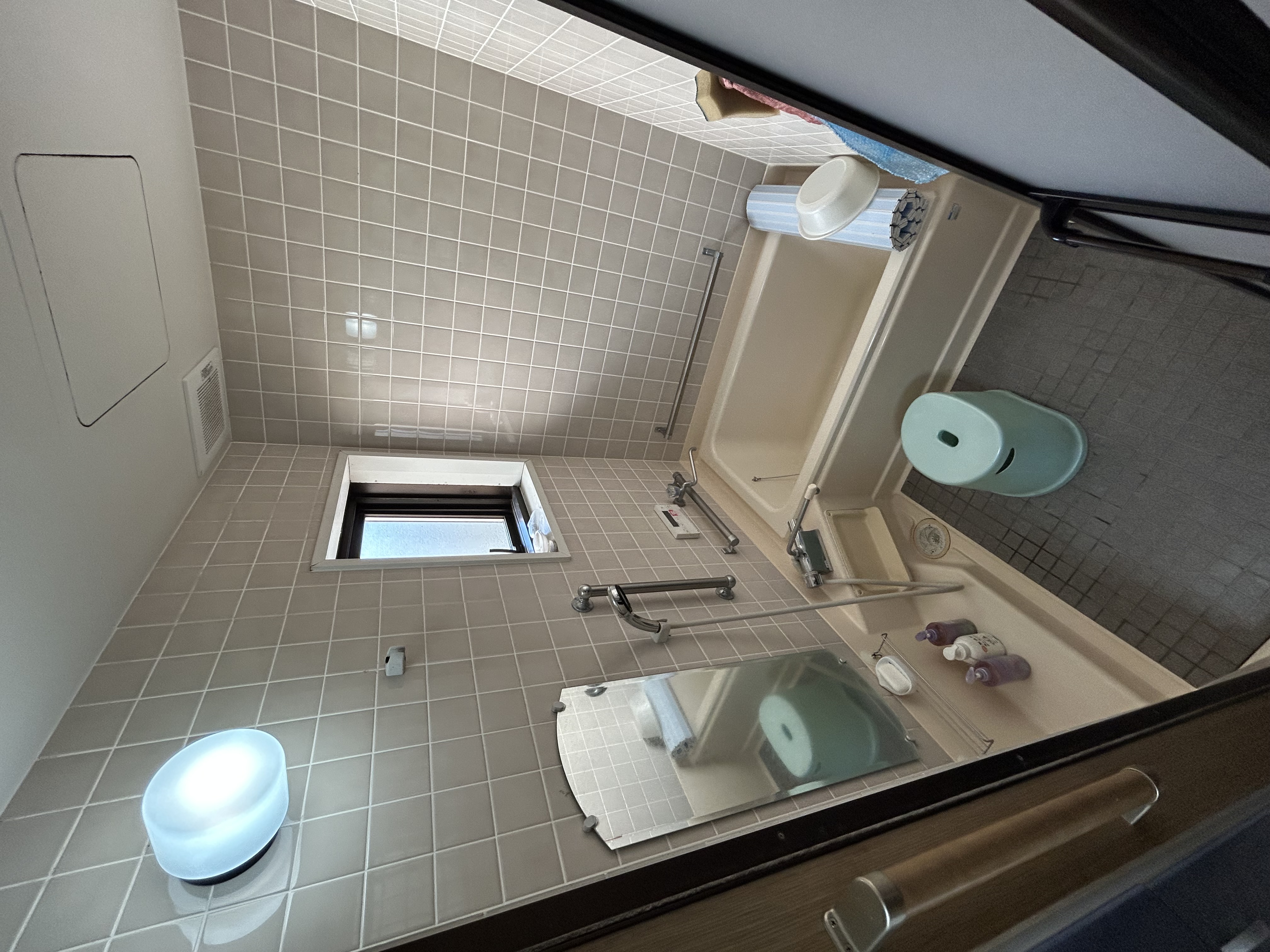 清掃の行き届いた家庭用浴室です。近隣の温泉施設利用も便利です。龍馬の湯5分