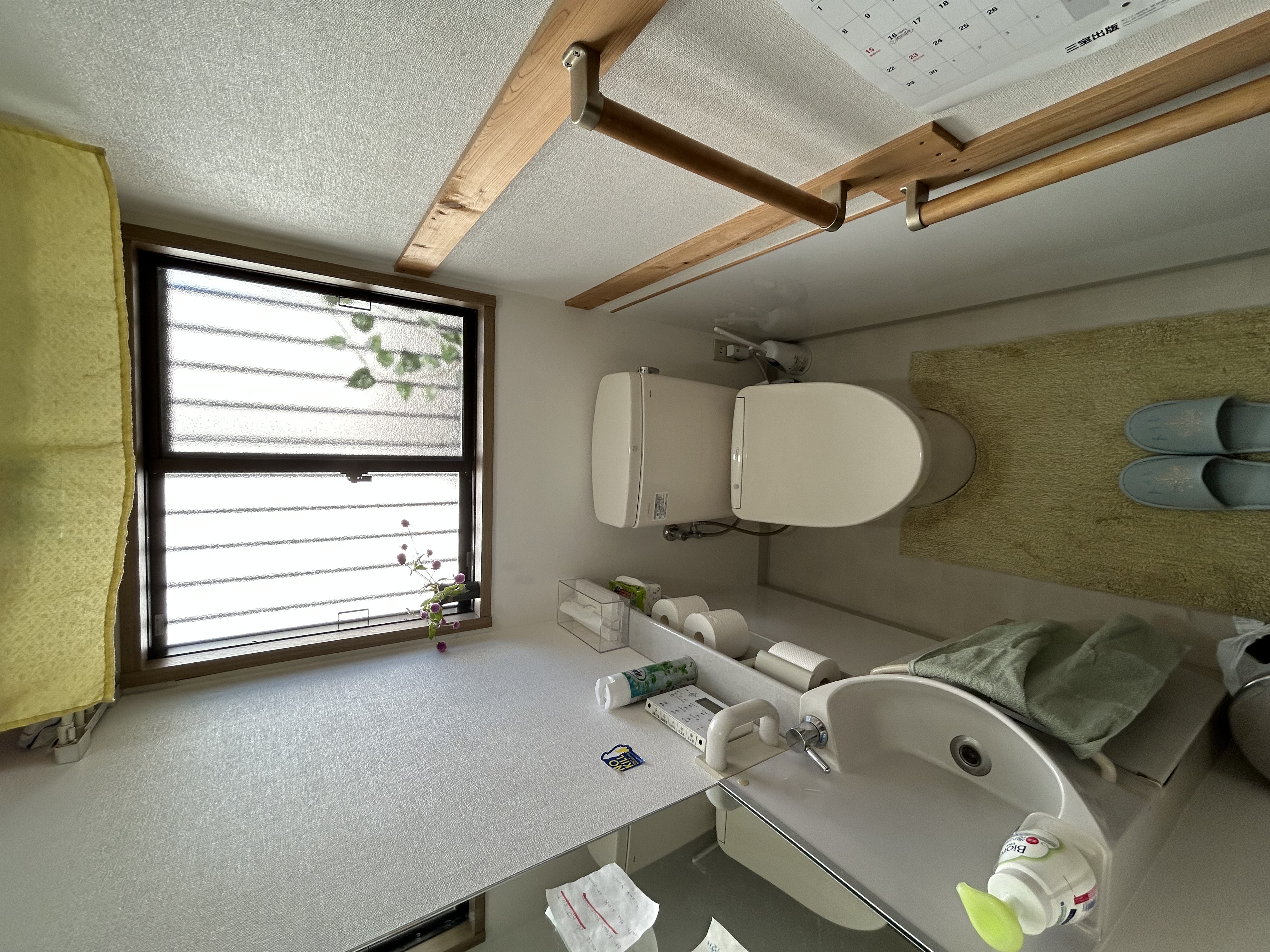 清潔感のある洋式トイレ。手すり付きで安心してご利用いただけます。