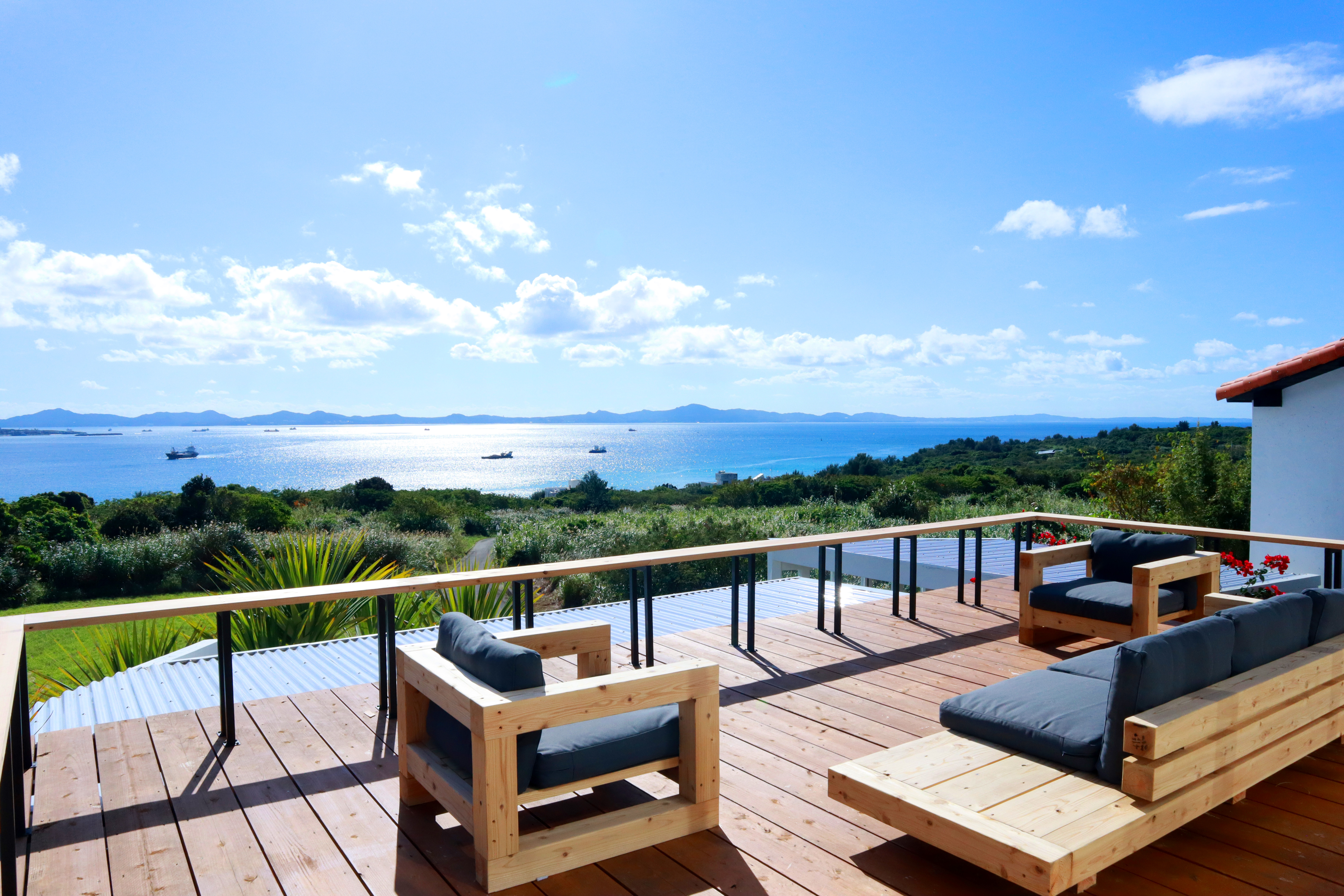 広いテラスからは、沖縄の景色が広がります。