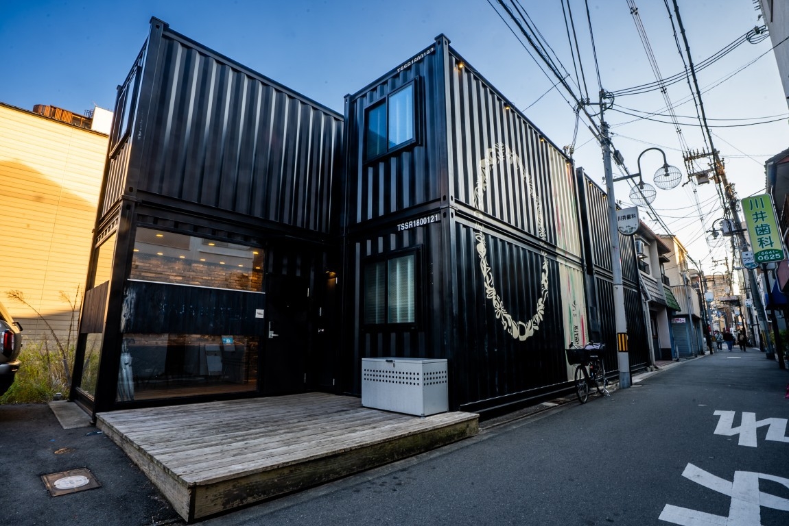 【素泊まり】花園町駅から徒歩3分｜ロウリュサウナ｜大阪観光に最適！コンテナ型宿泊施設｜共用洗濯機あり