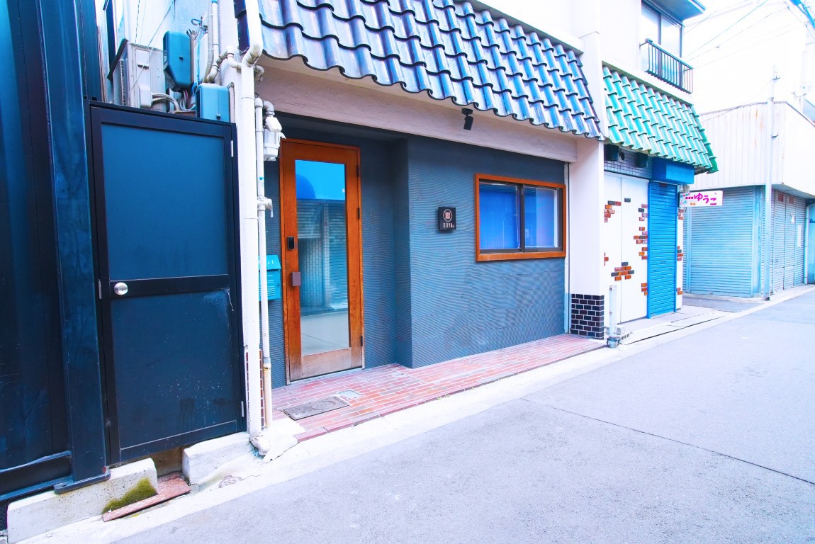 【素泊まり】花園町駅から徒歩3分｜ロウリュサウナ｜大阪観光に最適！コンテナ型宿泊施設｜共用洗濯機あり