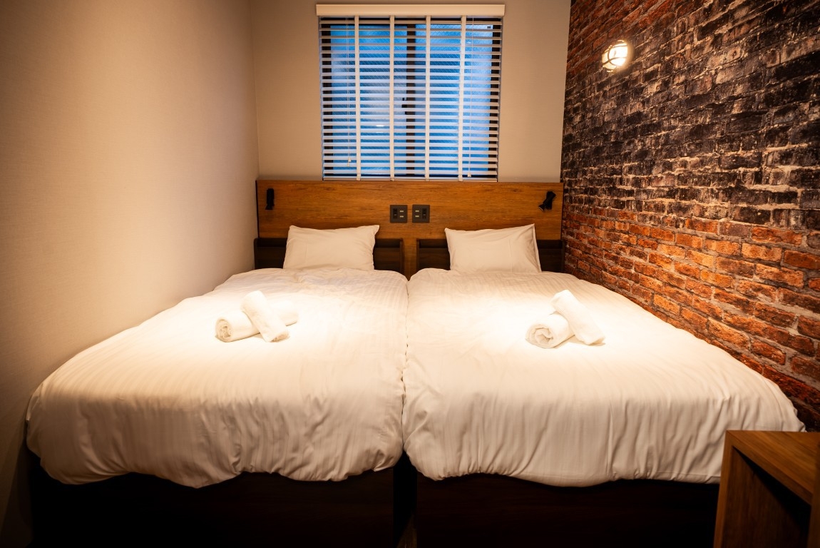 【素泊まり】花園町駅から徒歩3分｜ロウリュサウナ｜大阪観光に最適！コンテナ型宿泊施設｜共用洗濯機あり