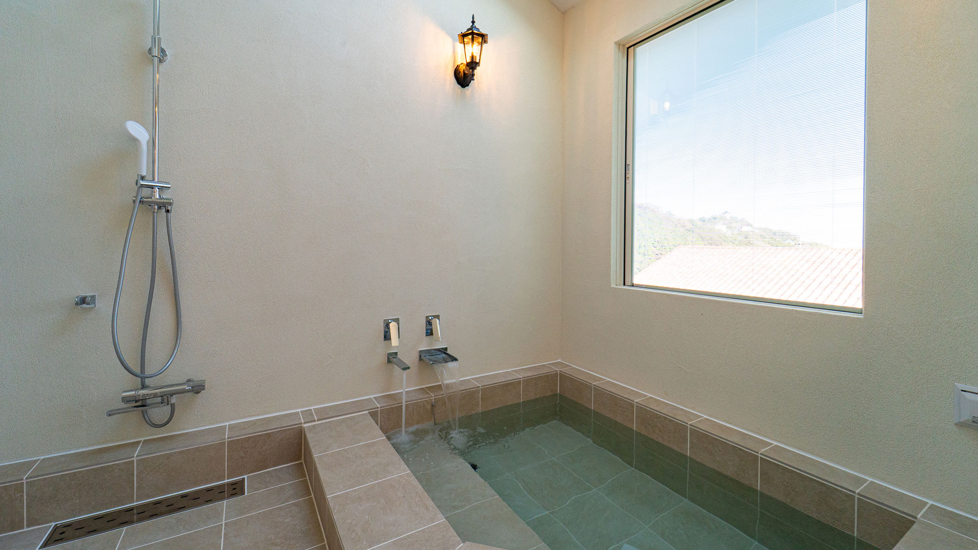 半露天風呂（温泉）