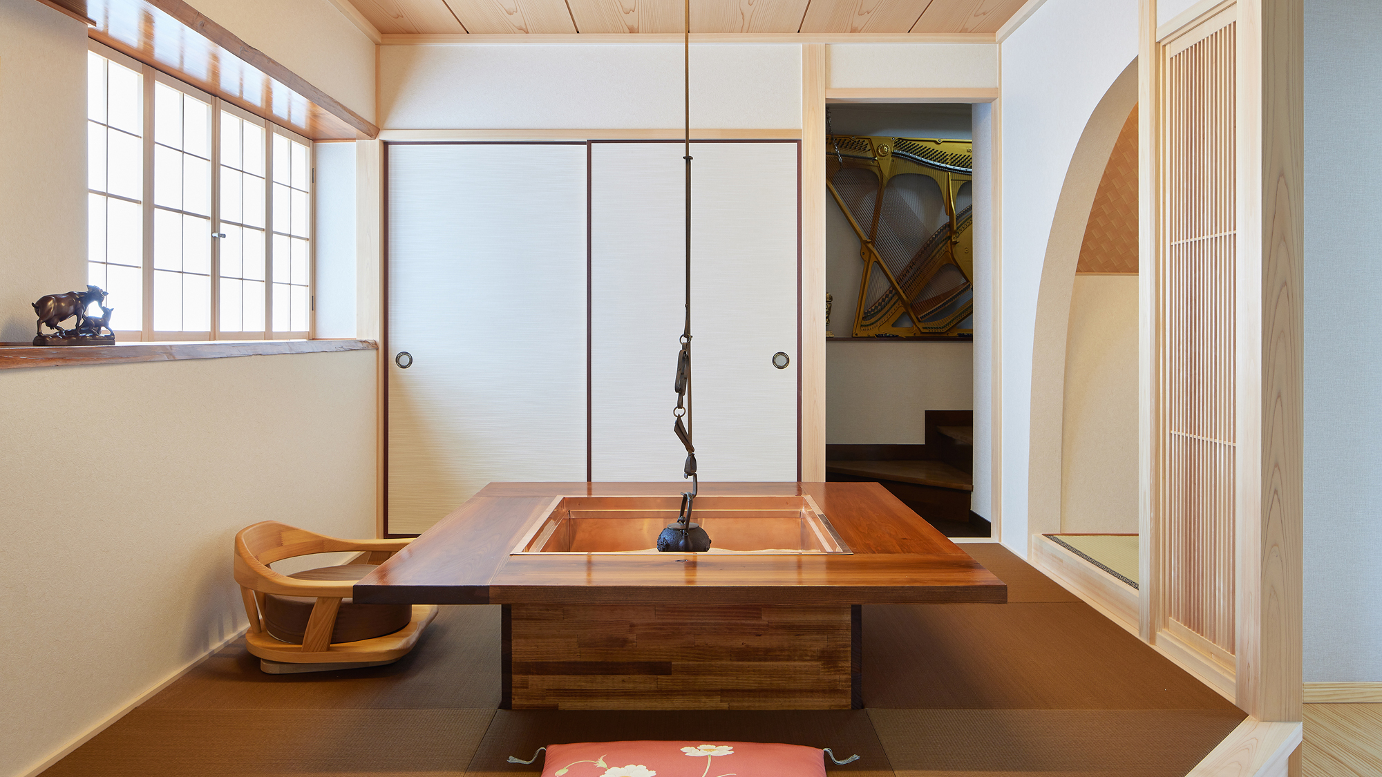 【リビング】囲炉裏を囲みながらゆっくりと