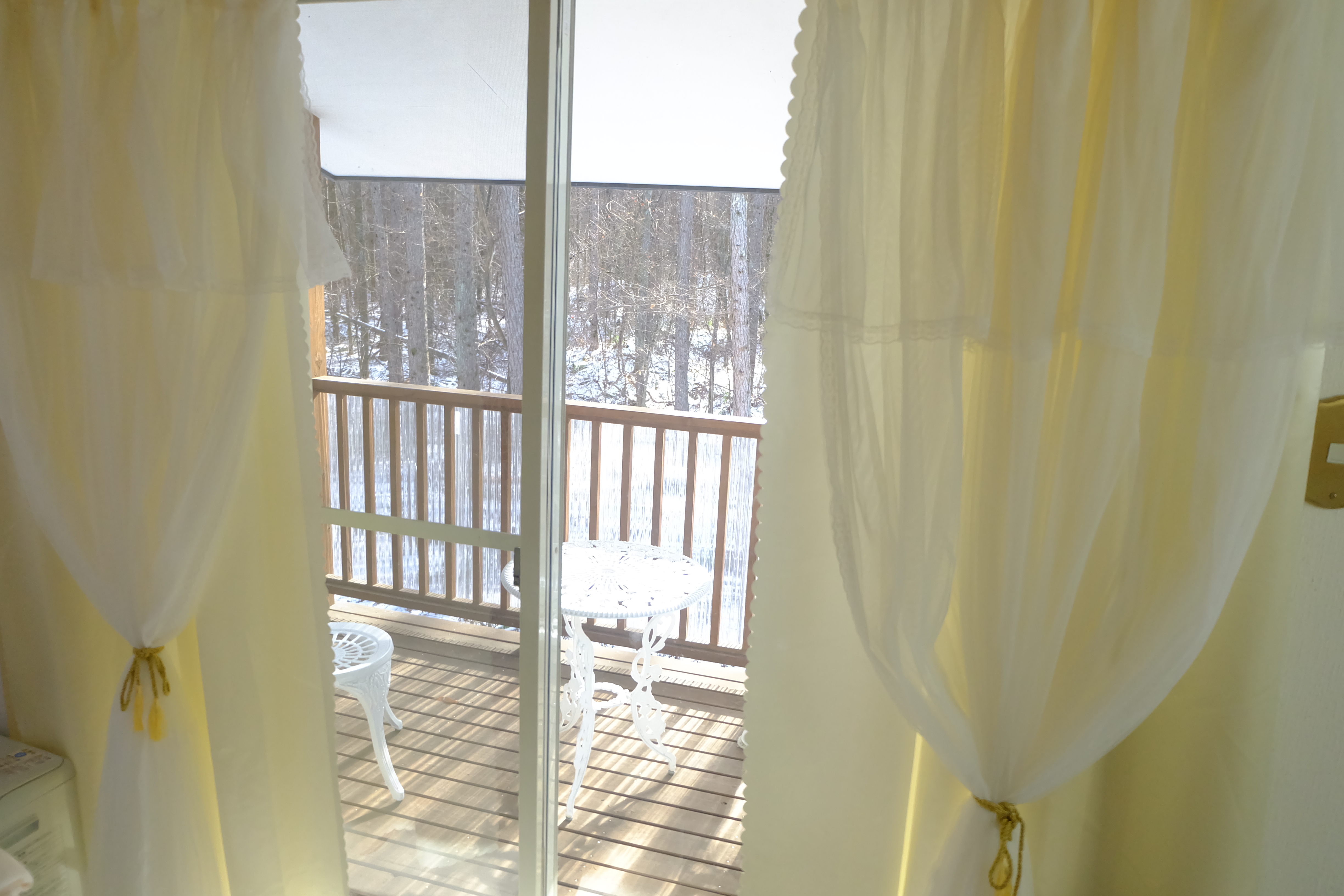 Princessルーム　ハンギングチェアよりベランダを望む