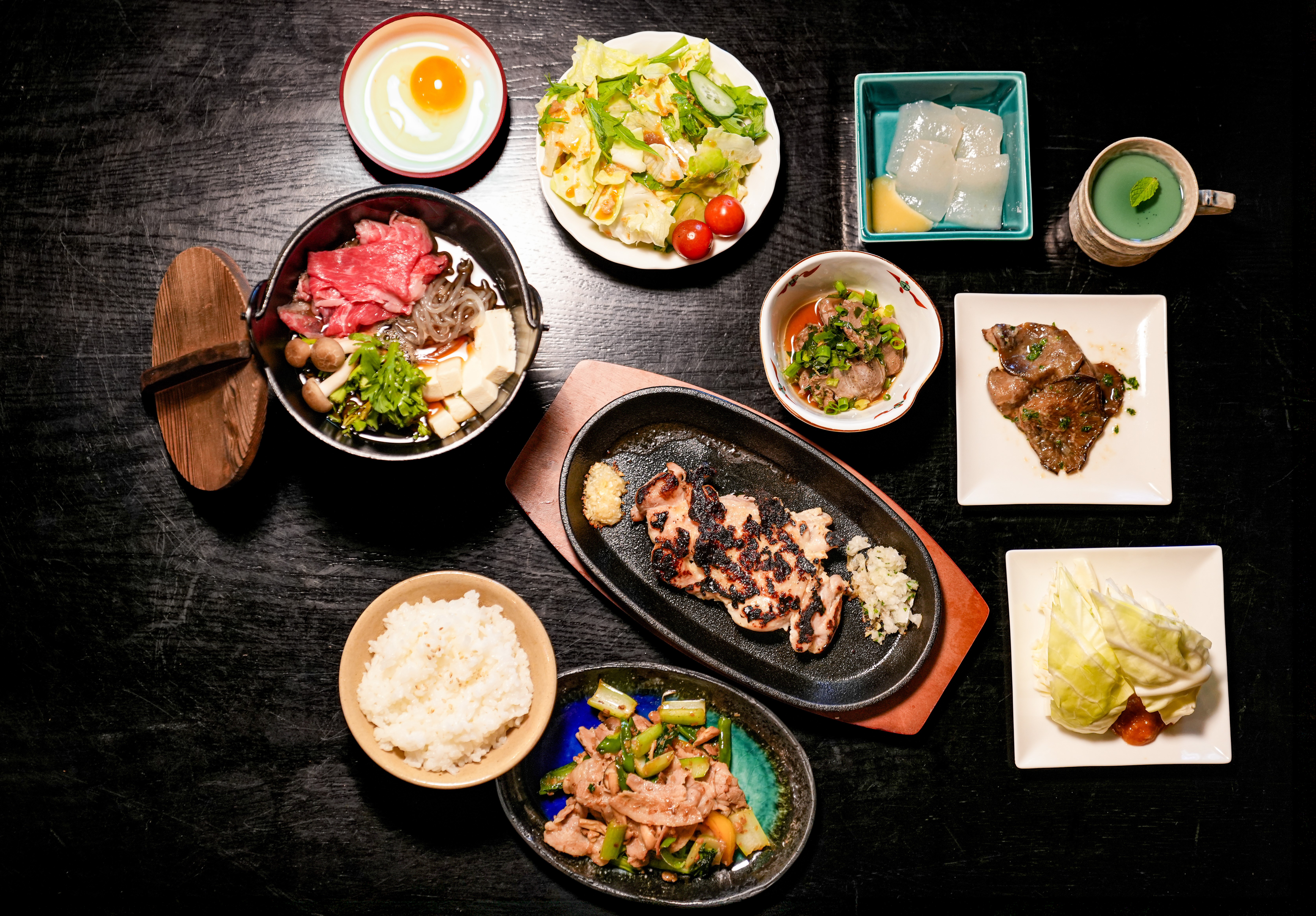 麹を取り入れた発酵料理やハーブ、スパイスを生かした料理。時期により内容は異なります。