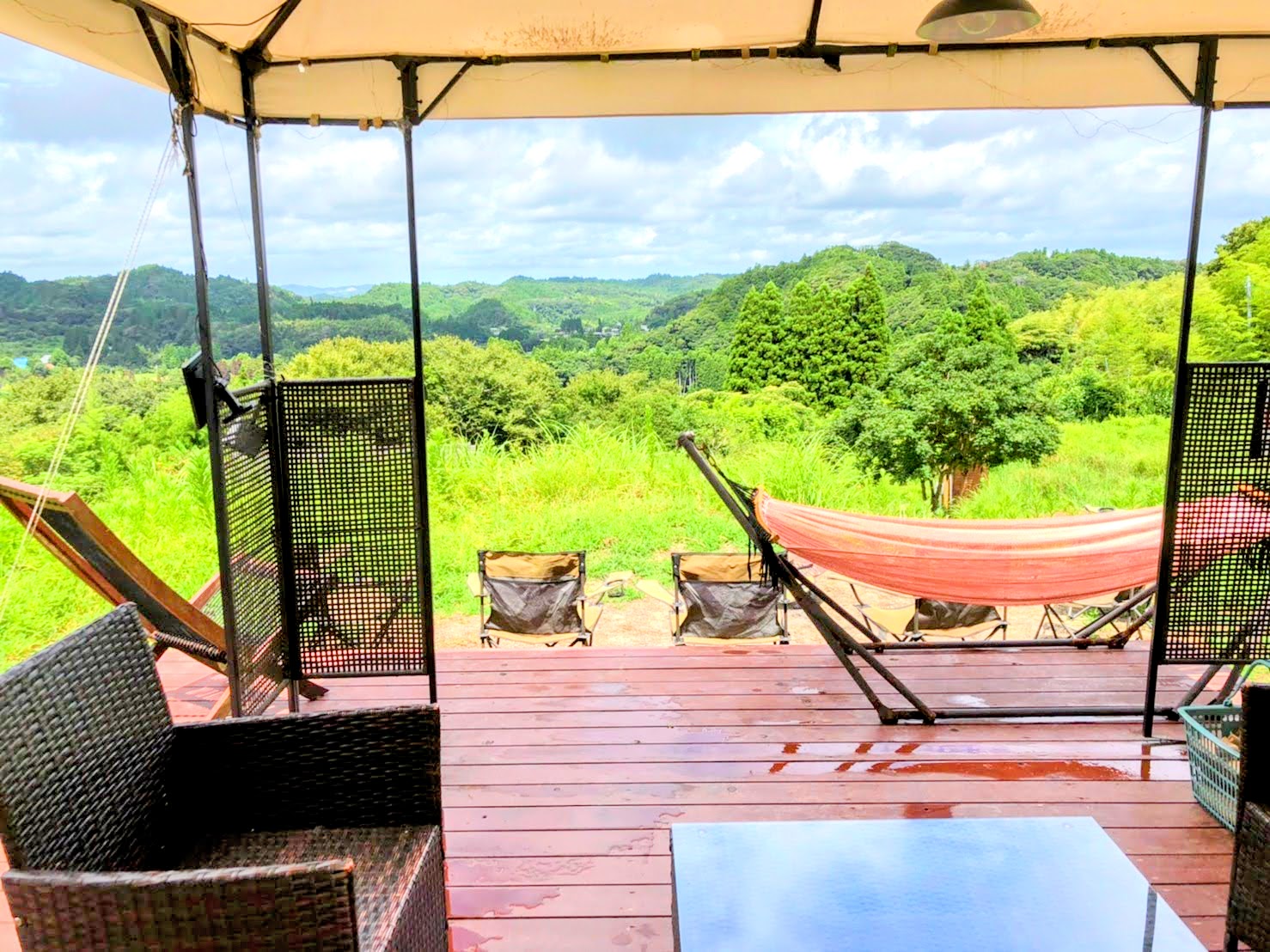 テント横のガゼボ２