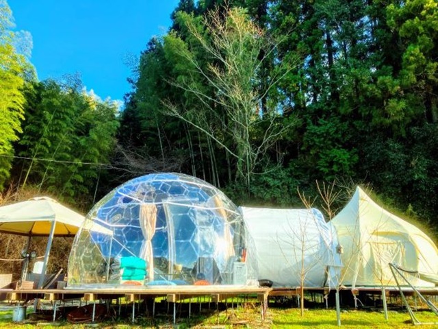 里山の雄大な景色と満天の星空をのぞむ山頂ではアースドーム＆ロータスベル AIR BUD テントの二種類のテントが使用可能。ガゼボには屋外用ソファを備え、目の前で焚き火や花火、バドミントンを愉しめます。