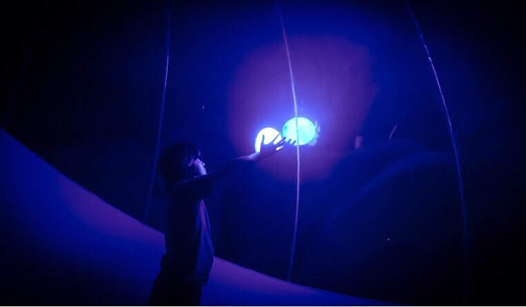 夜のバブルテント内部