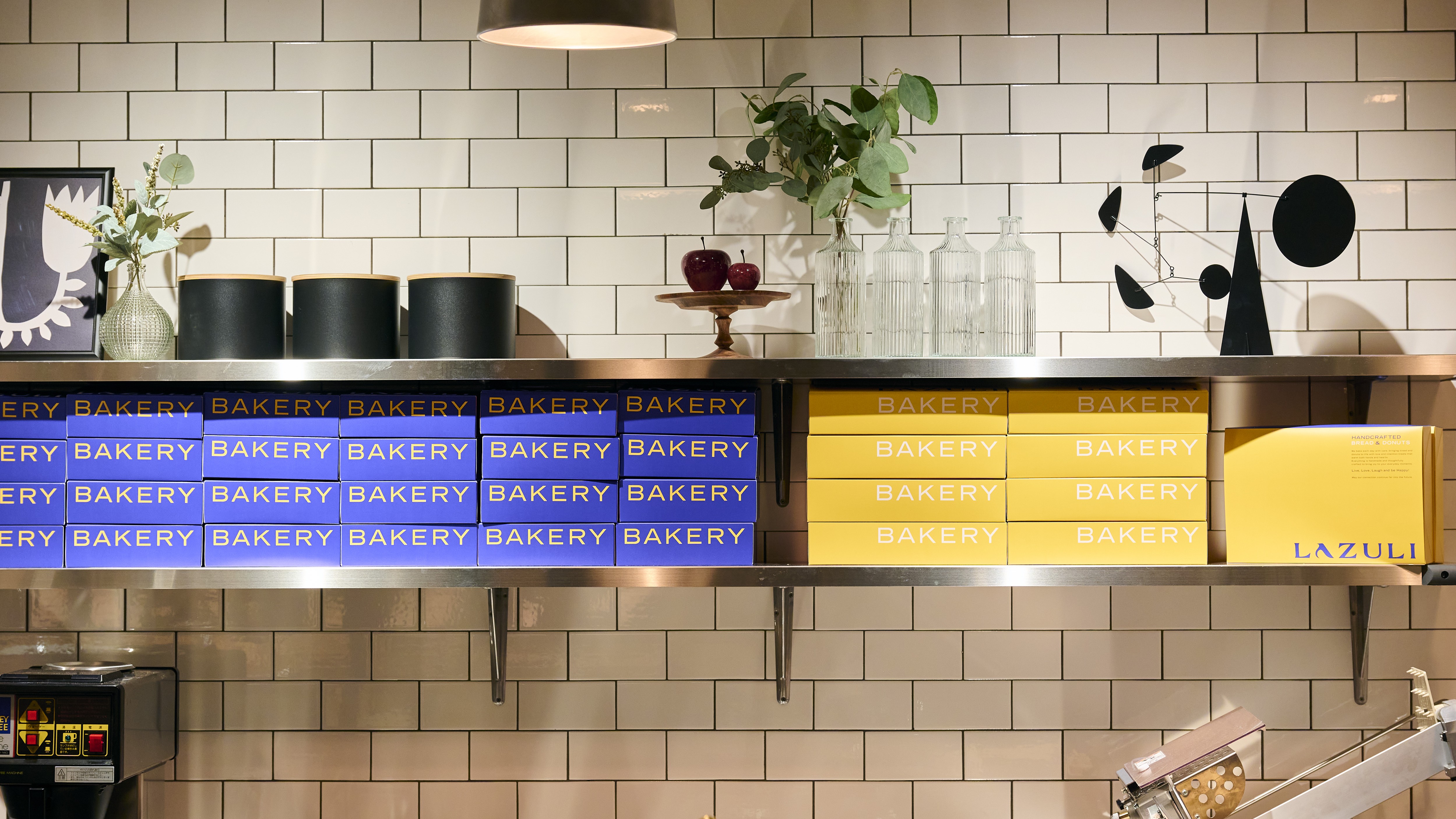 １階　ベーカリー＆カフェ「LAZULI BAKERY(ラズリ ベーカリー)