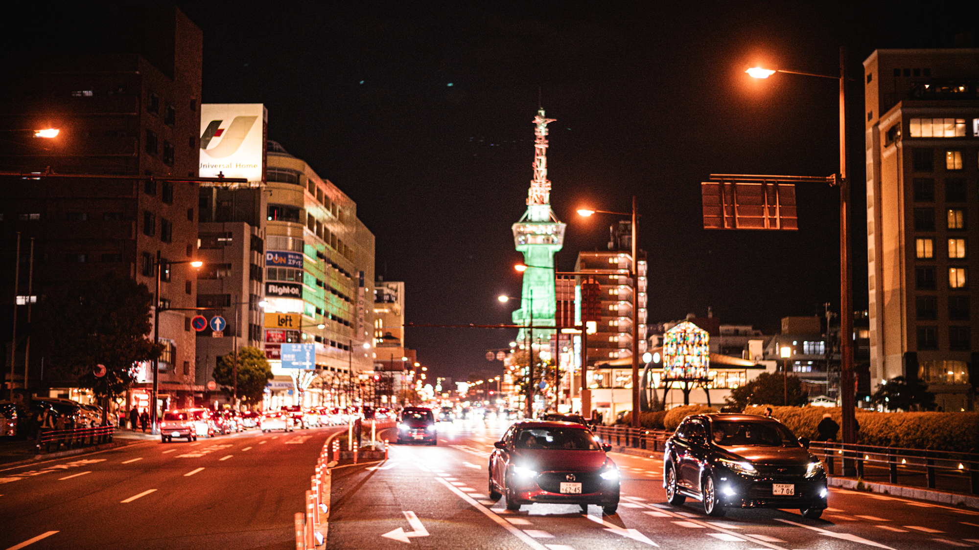 別府のメイン通り国道10号線。別府タワーが目を惹く。