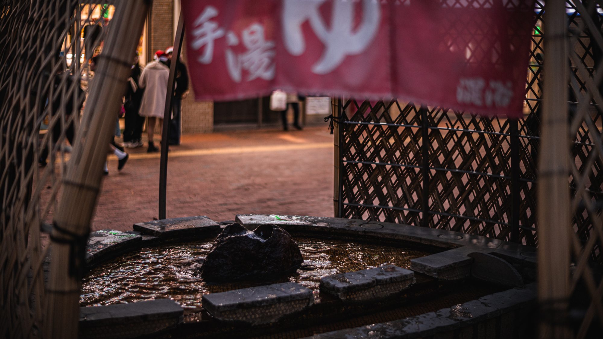 【別府駅】銅像のすぐ横に源泉掛け流しの手湯（徒歩６分）
