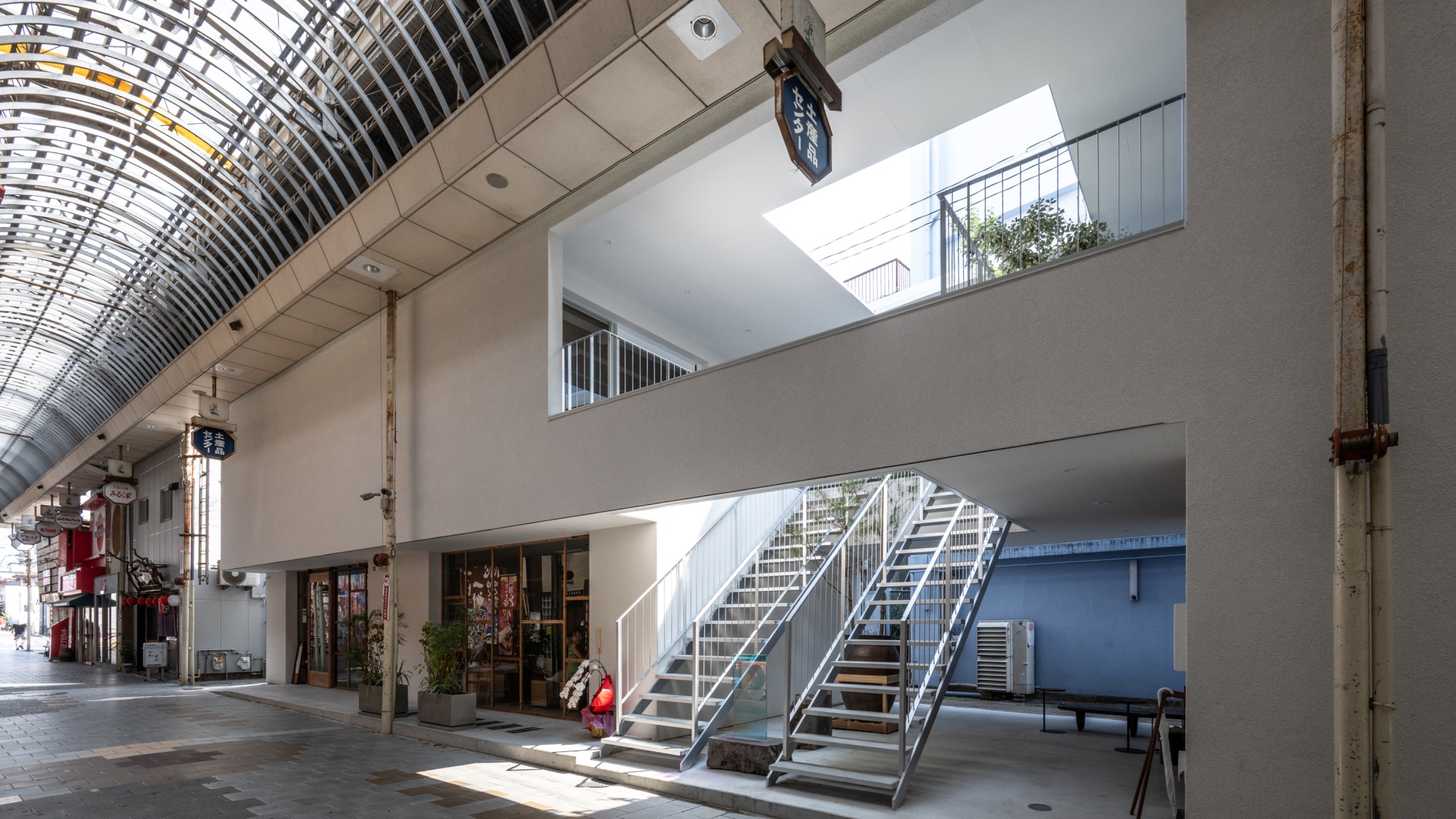 商店街のど真ん中に、ひっそりと佇む秘密基地