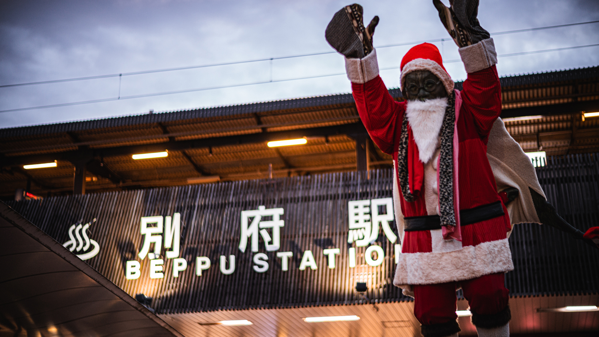 【別府駅】&ldquo;別府観光の生みの親&rdquo;と言われる油屋熊八の像も季節の装いで出迎える（徒歩６分）