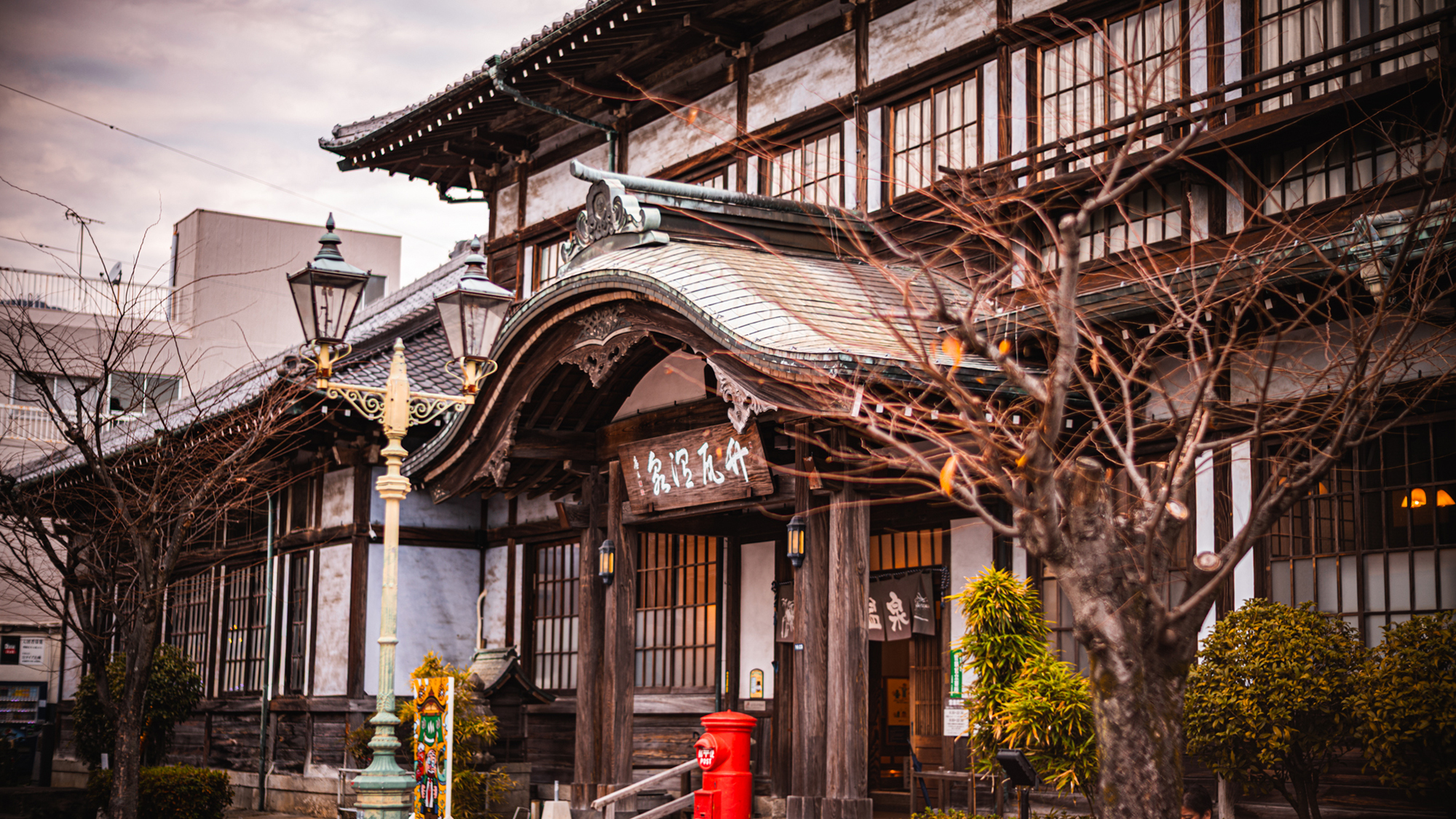 【竹瓦温泉】別府温泉のシンボル的存在であり、重厚感のある姿（徒歩４分）