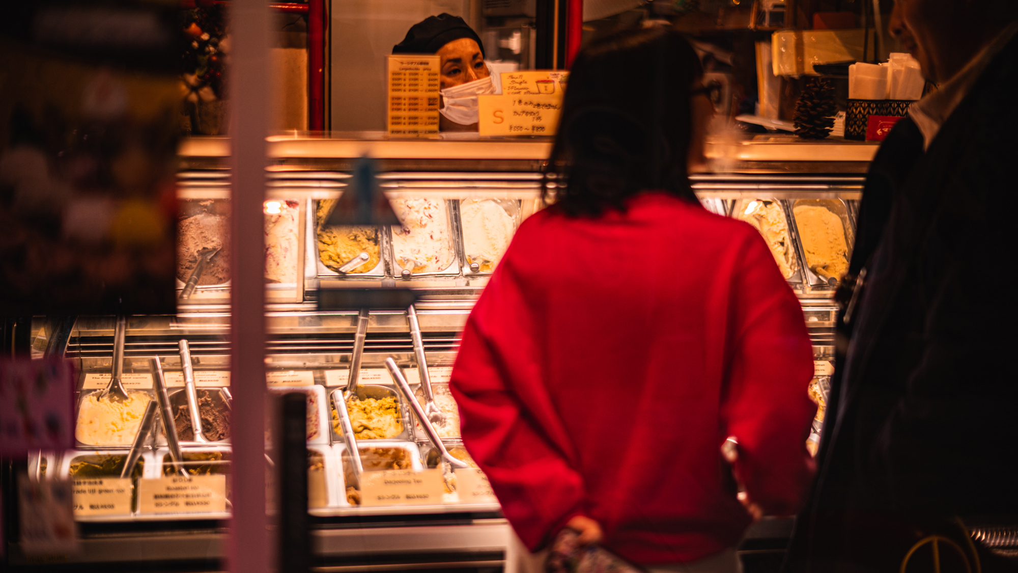 【冷乳果工房GENOVA】こだわりのアイスクリームが数多く並び目や舌を楽しませる（徒歩１分）