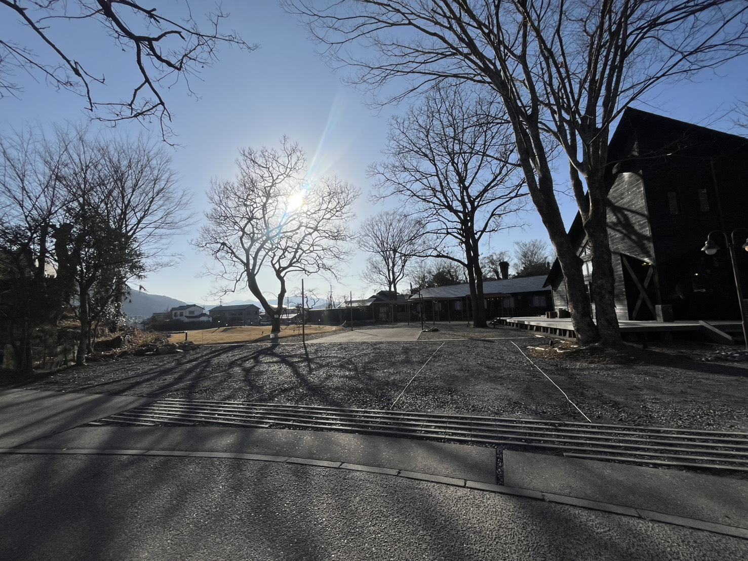 無料駐車場あり：13台。 ご宿泊の方はチェックアウト後も14時まで駐車場を無料でご利用いただけます。
