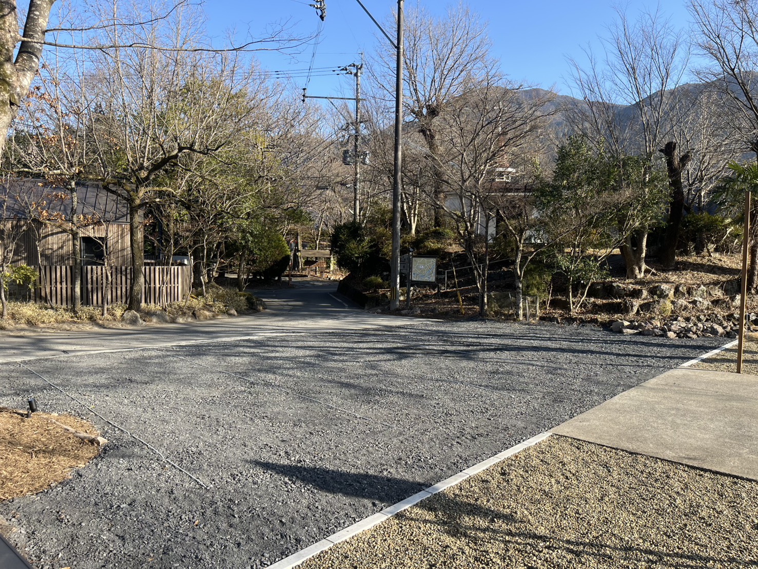 無料駐車場あり：13台。 ご宿泊の方はチェックアウト後も14時まで駐車場を無料でご利用いただけます。