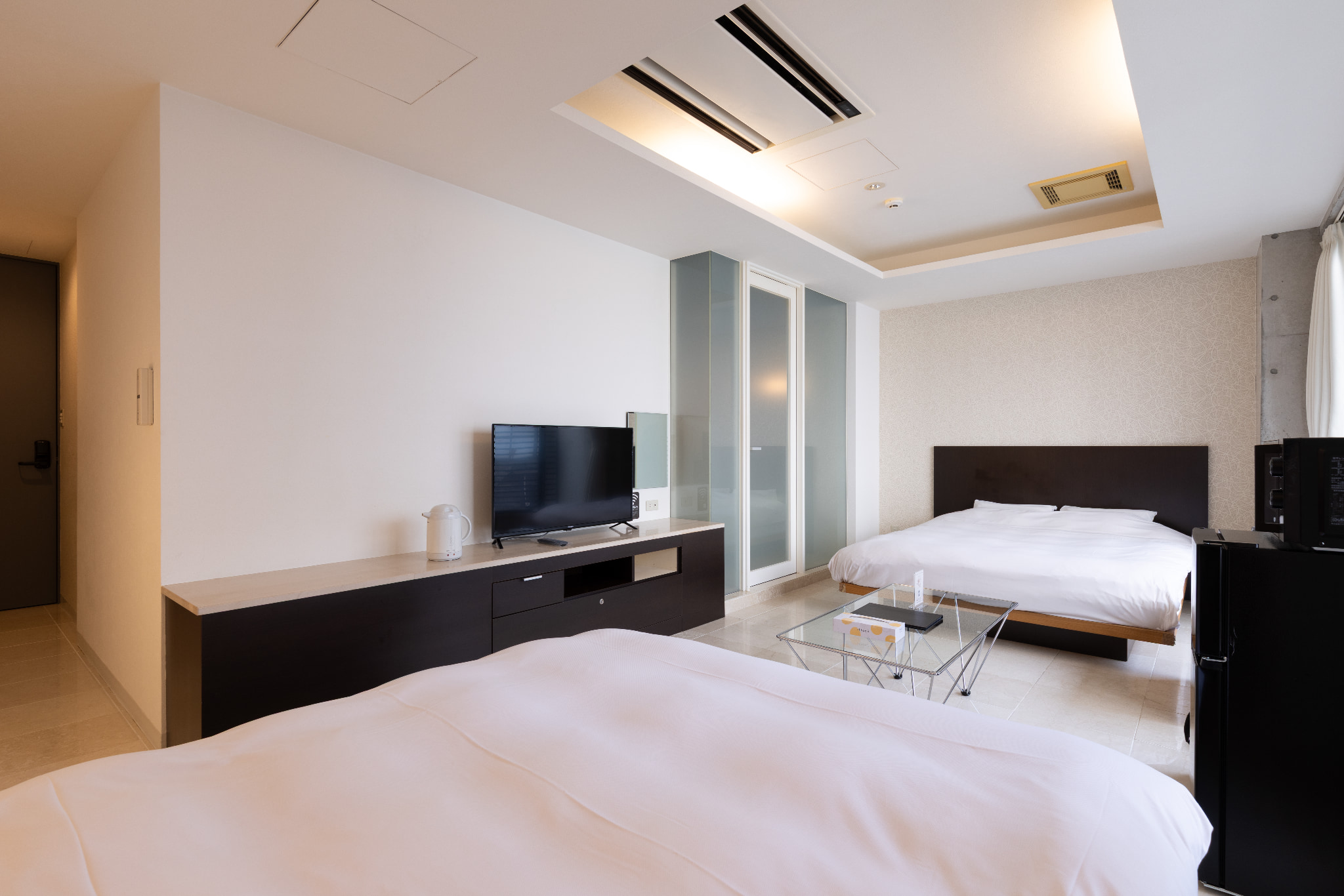 クイーンベッド2台のお部屋です。(4名定員） ※掲載写真は一例です。お部屋によってレイアウトや家具の配置が異なる場合があります。