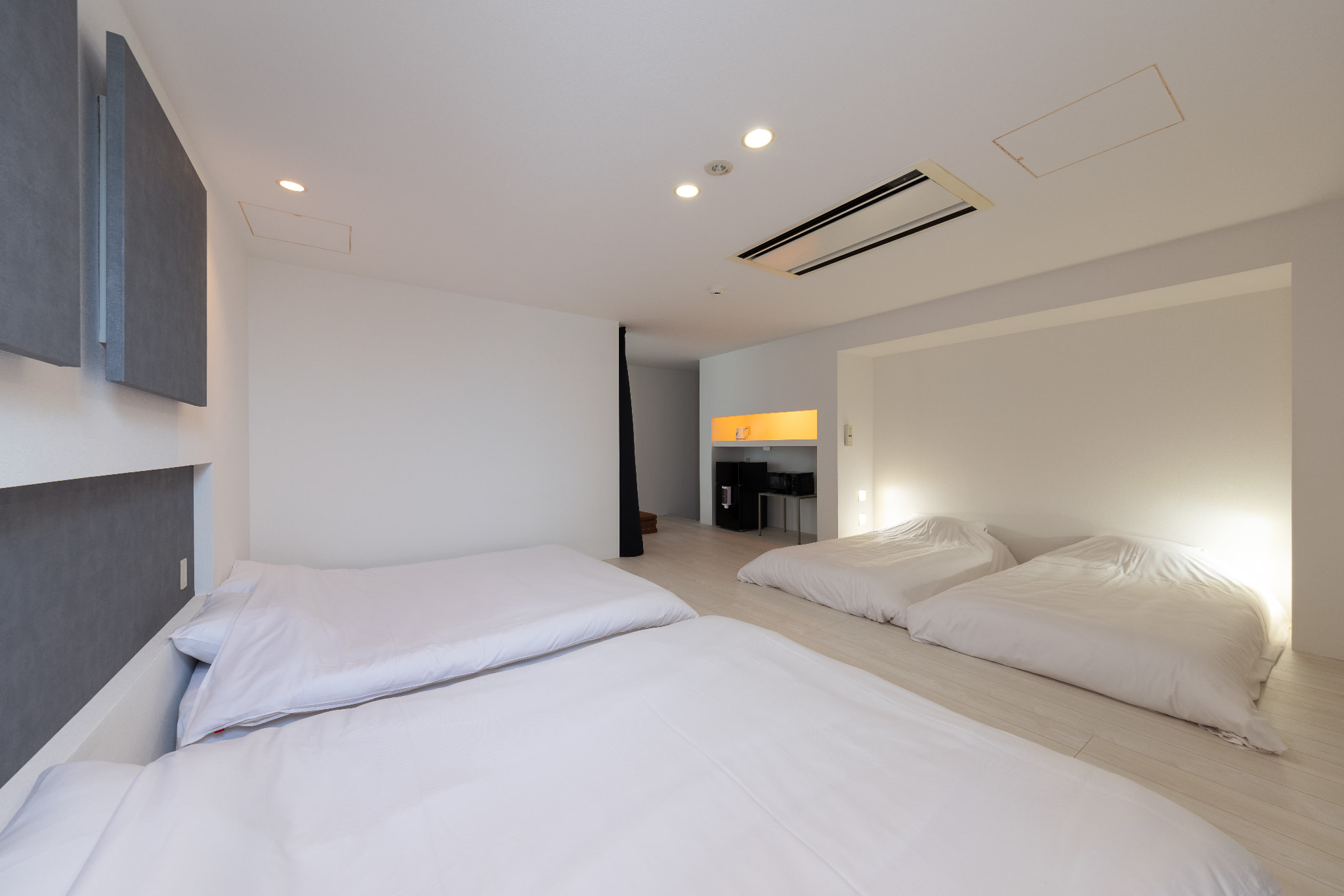 クイーンベッド2台とシングルベッド2台のお部屋です。（定員6名） ※掲載写真は一例です。お部屋によってレイアウトや家具の配置が異なる場合があります。