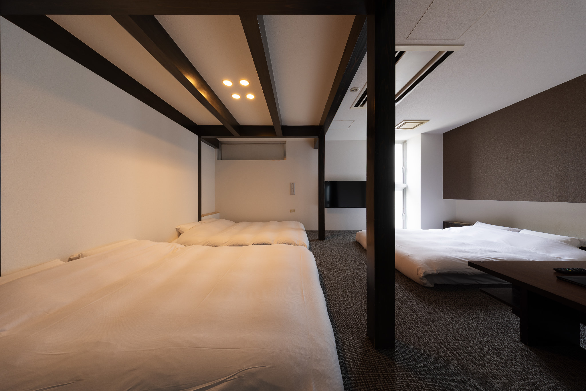 クイーンベッド3台のお部屋です。（定員6名） ※掲載写真は一例です。お部屋によってレイアウトや家具の配置が異なる場合があります。