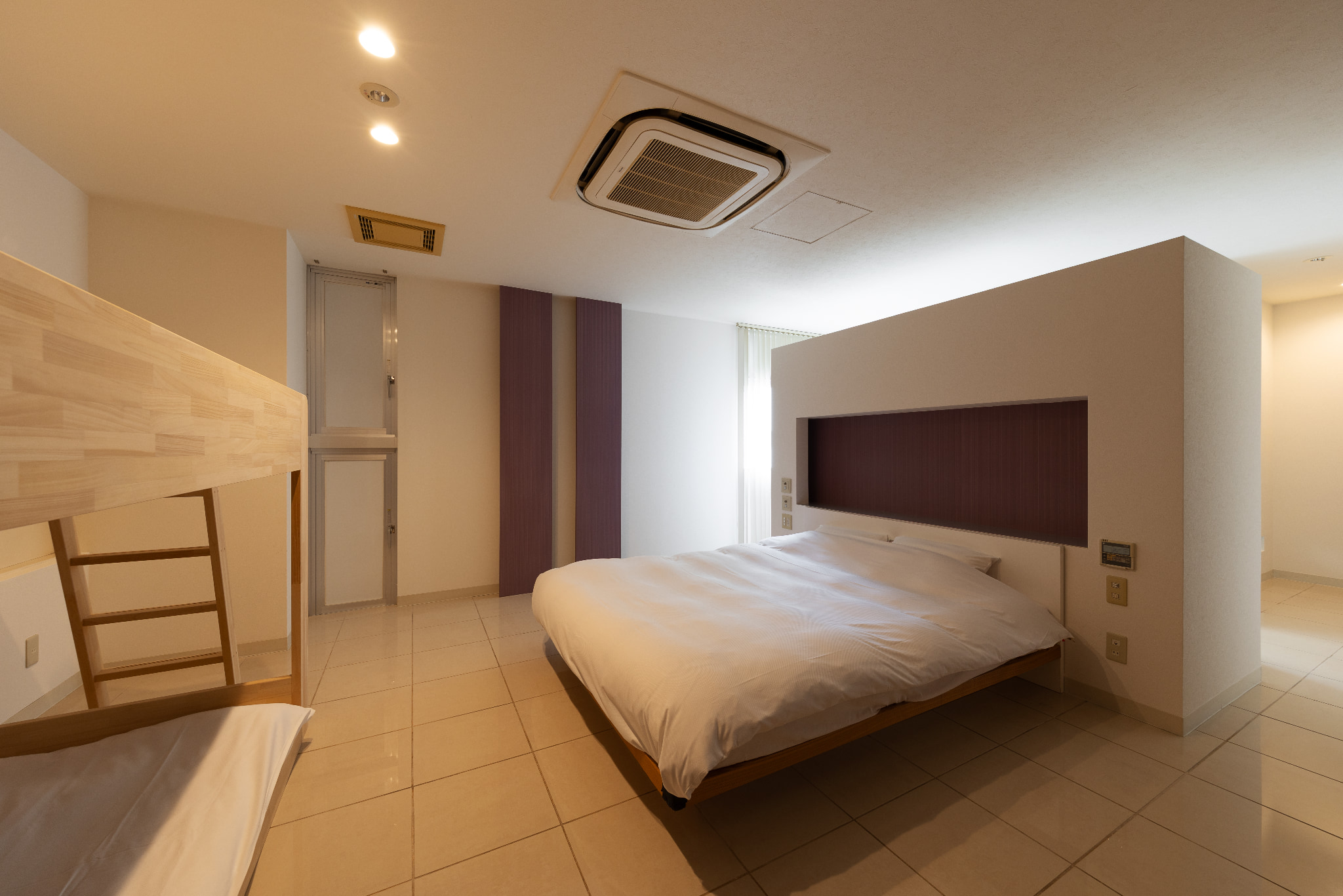 クイーンベッド1台と2段ベッドのお部屋です。（4名定員） ※掲載写真は一例です。お部屋によってレイアウトや家具の配置が異なる場合があります。