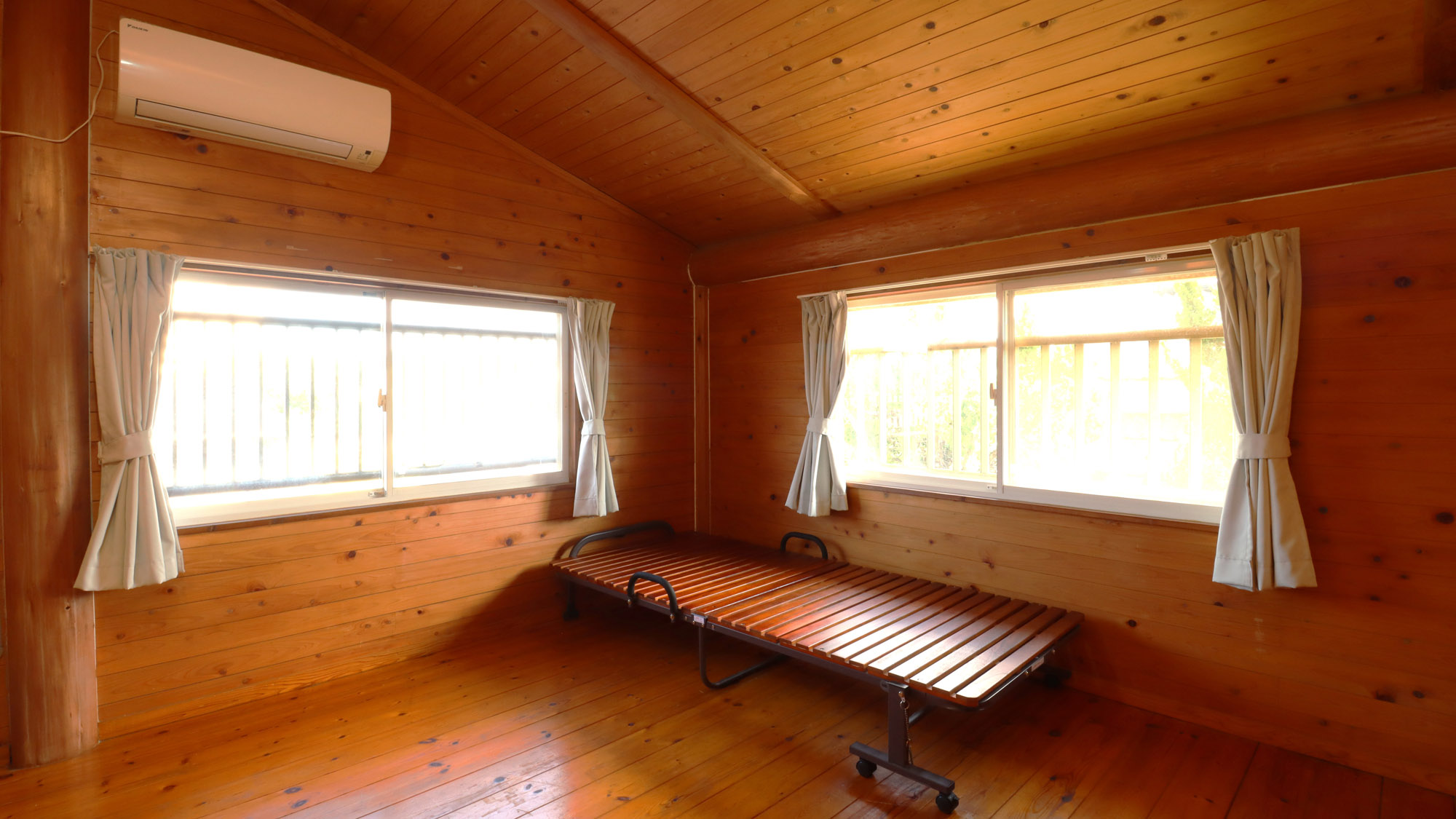 【ログハウス】日当たりが良い明るい室内です_