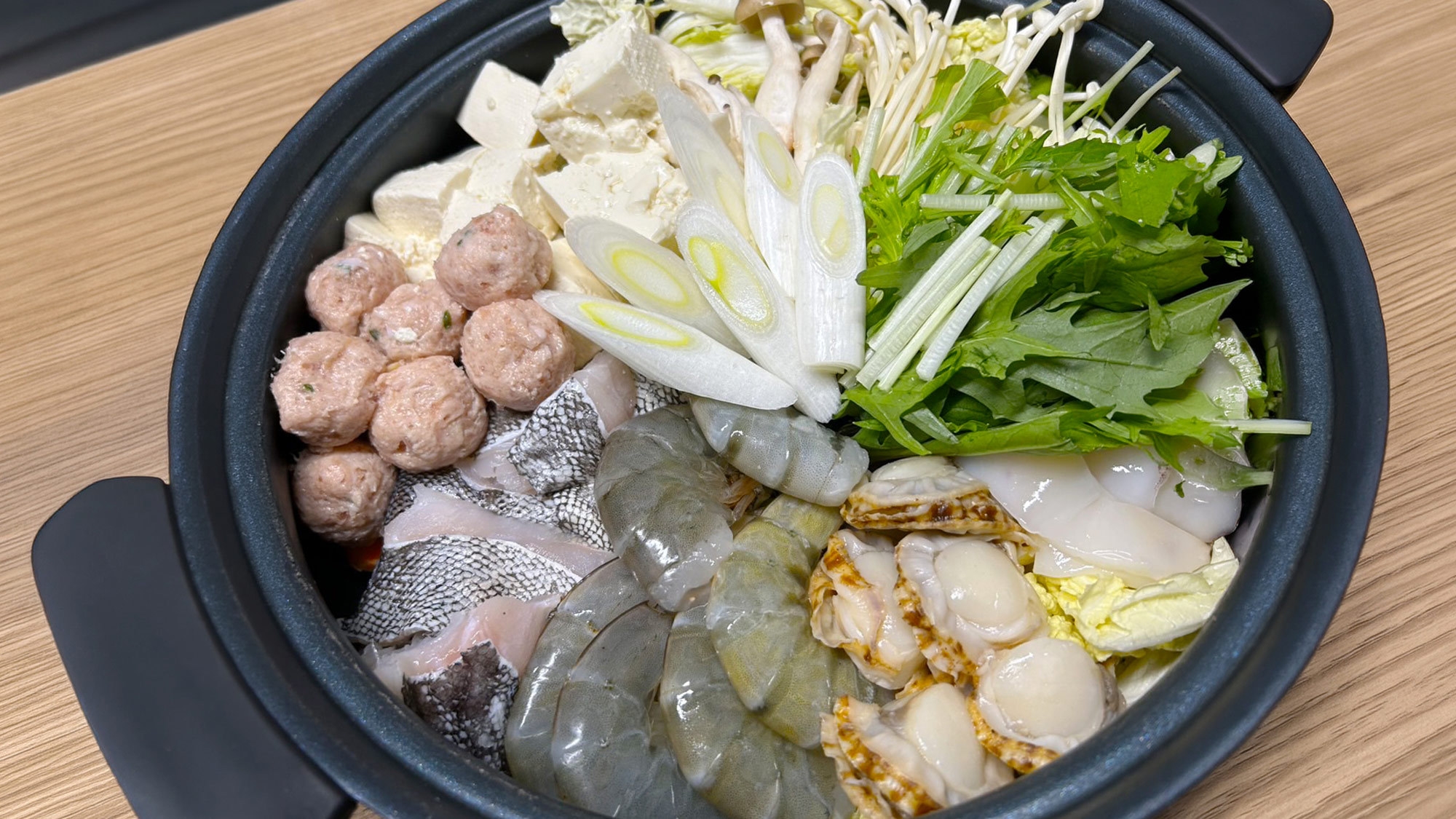 【期間限定！鍋プラン】お肉か海鮮お好きな方を選べる！温かい鍋と軽朝食付きプラン