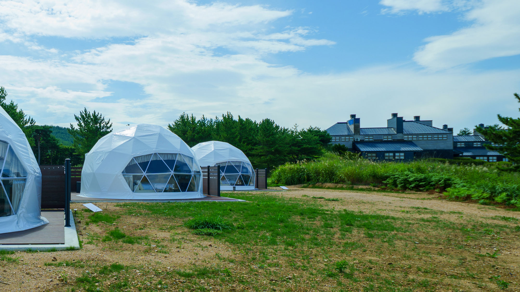・【外観】どこまでも続く青空と、奥にそびえる山。開放的な空間で、心ゆくまでおくつろぎください