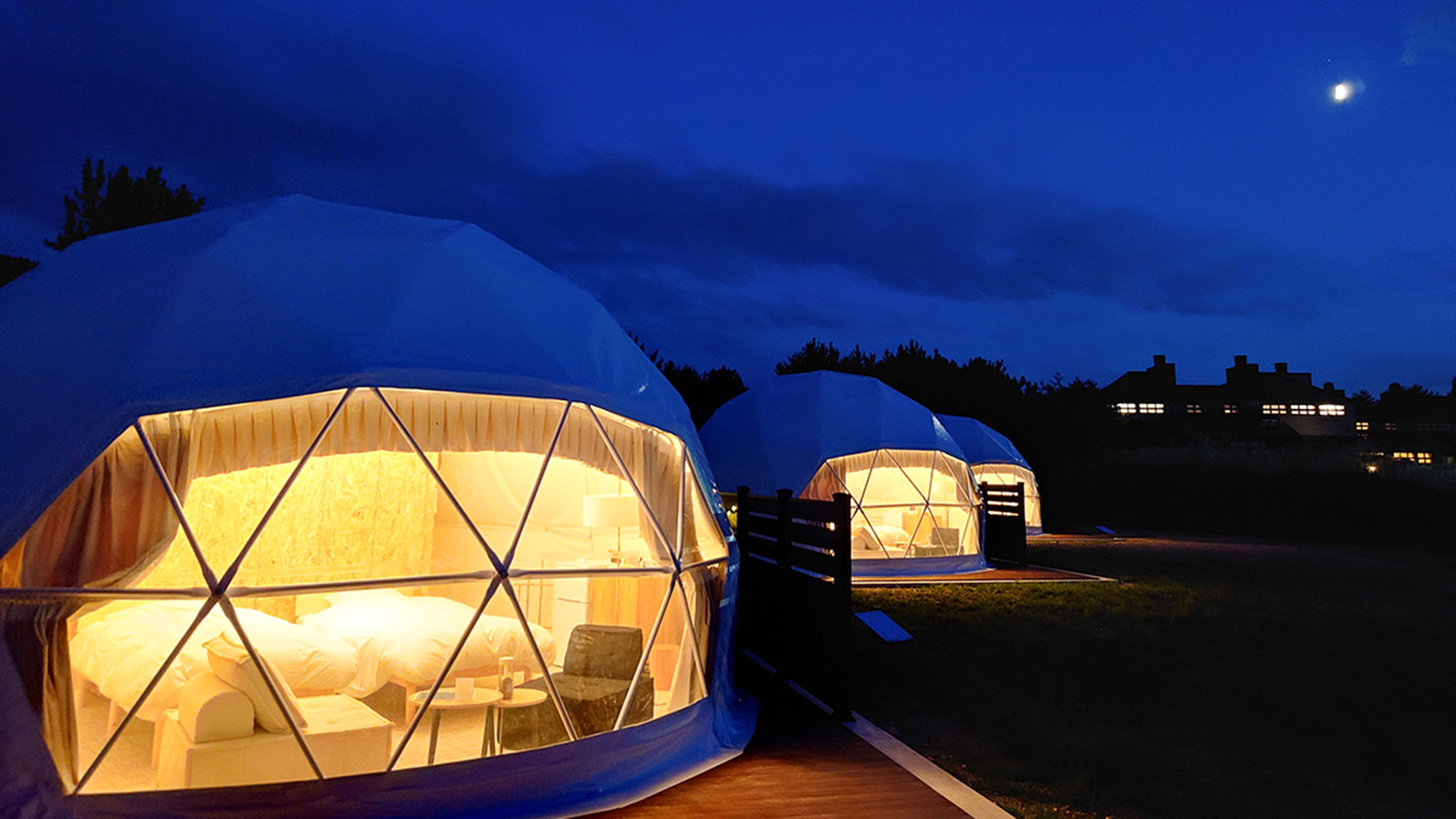 ・【外観】静かな夜の中、ドーム型テントが温かな灯りを放ち、昼間とは違うしっとりとした景色が広がります