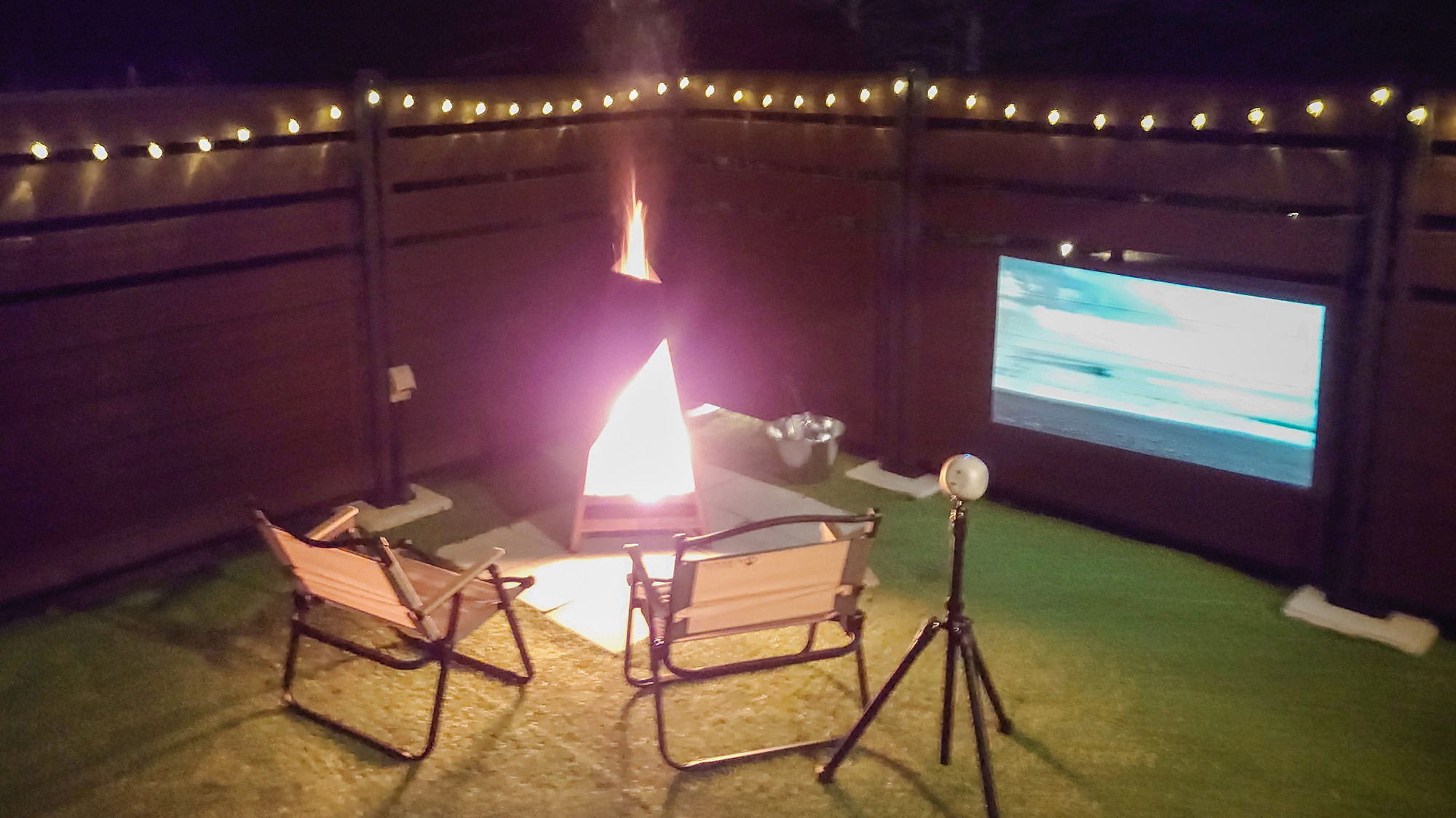 ・【ホームシアター】焚火の温もりと映画鑑賞。夜に浮かび上がるホームシアターで心をほぐしませんか