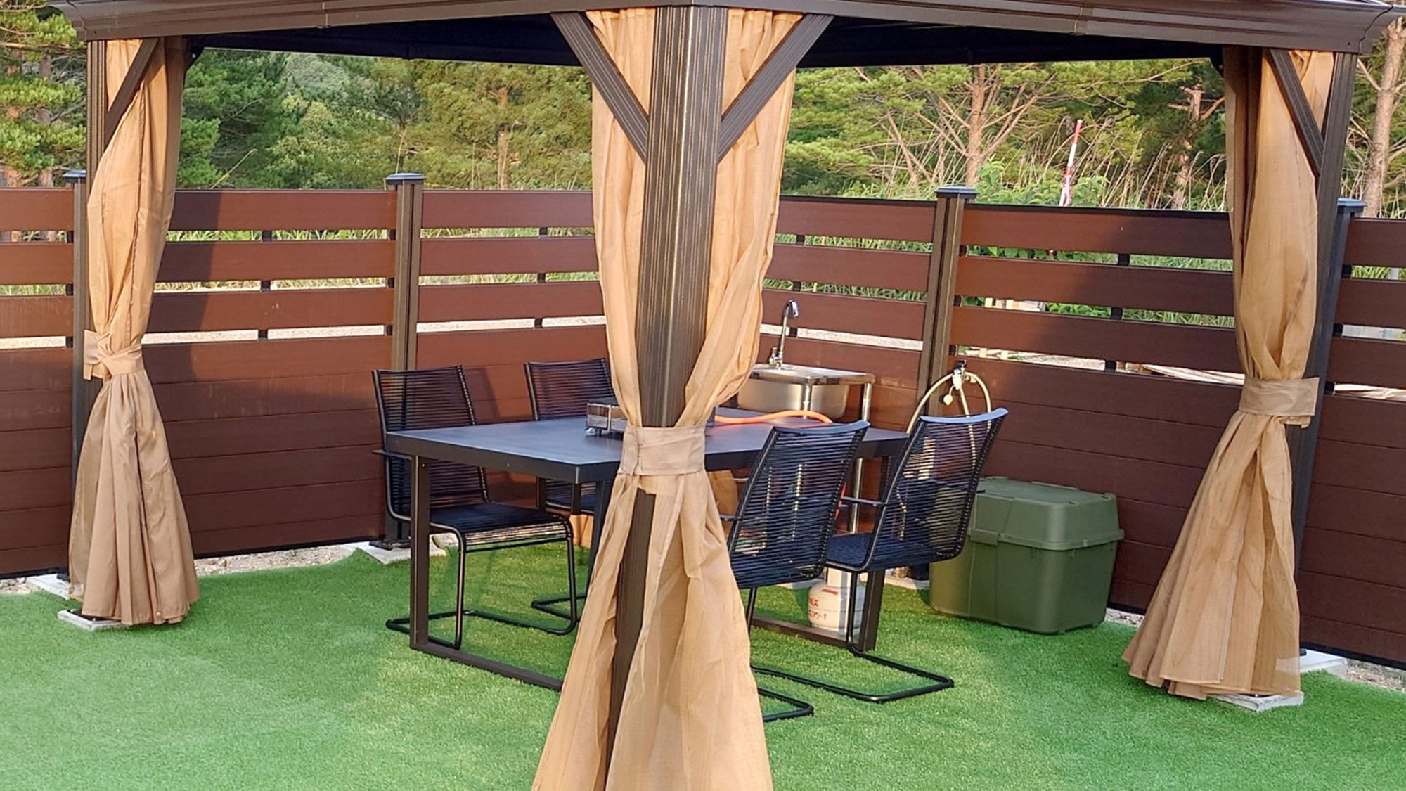 ・【BBQ場】屋根付きBBQスペースで、天候を気にせず快適に。お好きな食材のお持ち込みも可能です