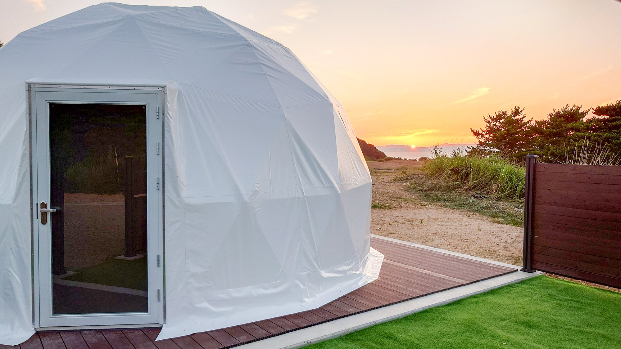 ・【外観】一日の終わりを告げる夕暮れ時。幻想的な輝きに彩られたドーム型テントで、心安らぐひとときを