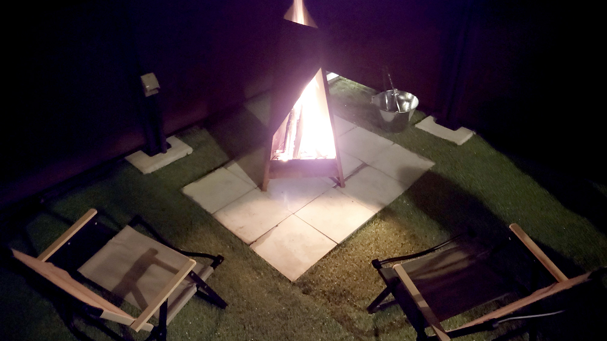 ・【焚火】夜のひとときをもっと特別に。星空の下で、焚火とともにゆったりとお過ごしください