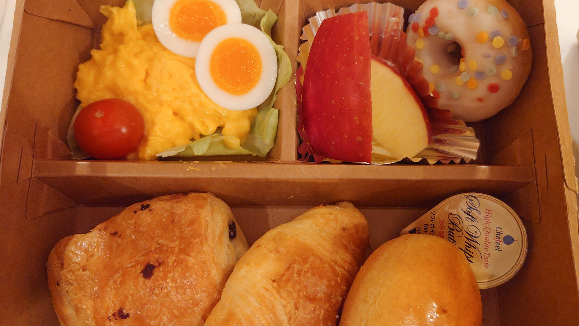 ・【軽朝食】パン、スクランブルエッグ、果物、ミニドーナツをご用意（内容が変更になる場合がございます）