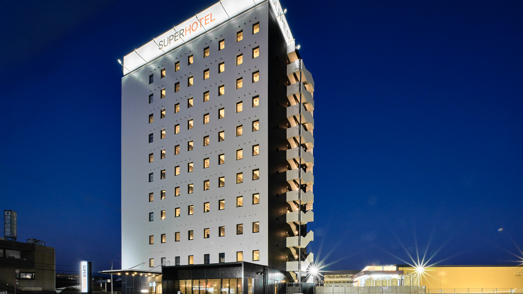 夜景に溶け込む、隠れ家のような灯り 