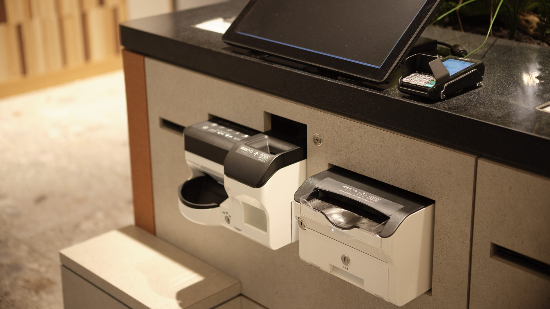 両替もできる自動精算機設置