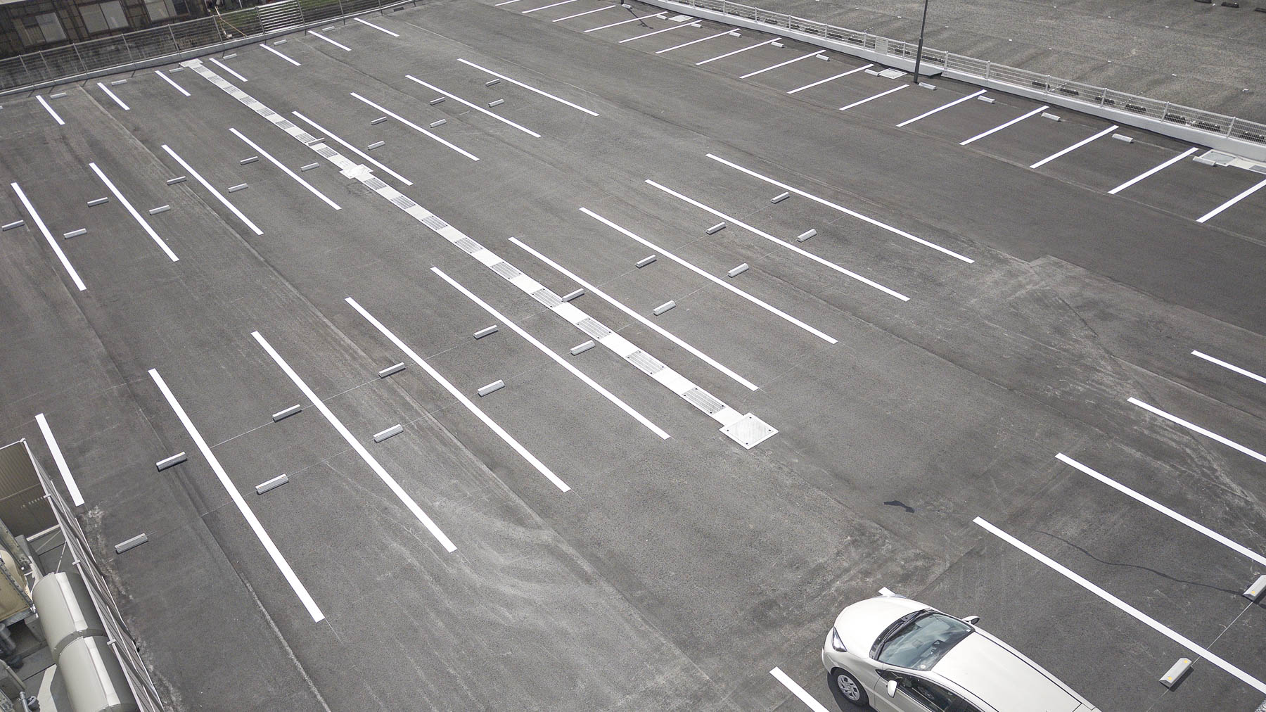 無料の平面駐車場は当館敷地内に89台,敷地外に30台ご用意しております