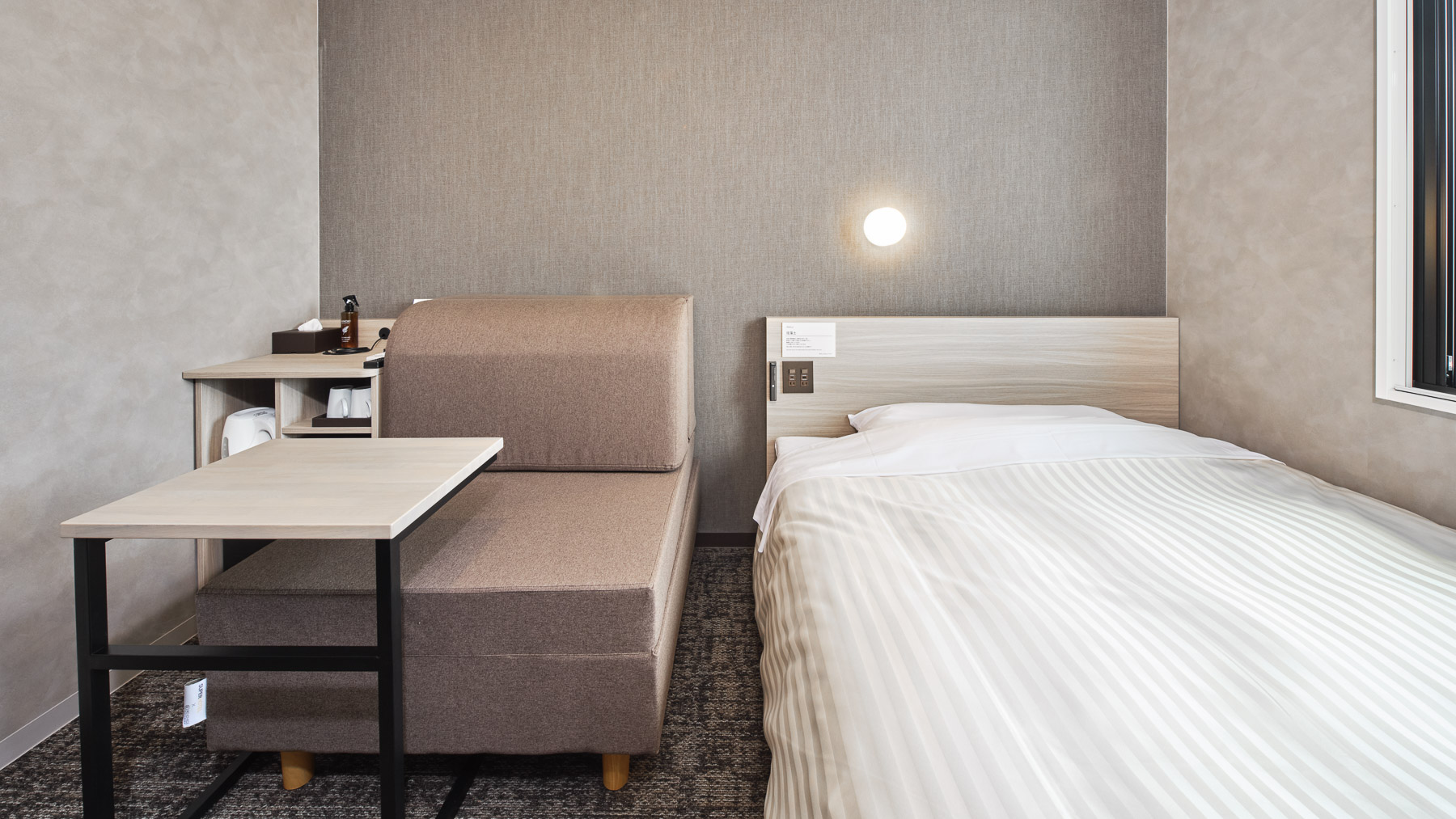 可動式でコンパクトな使いやすい机です