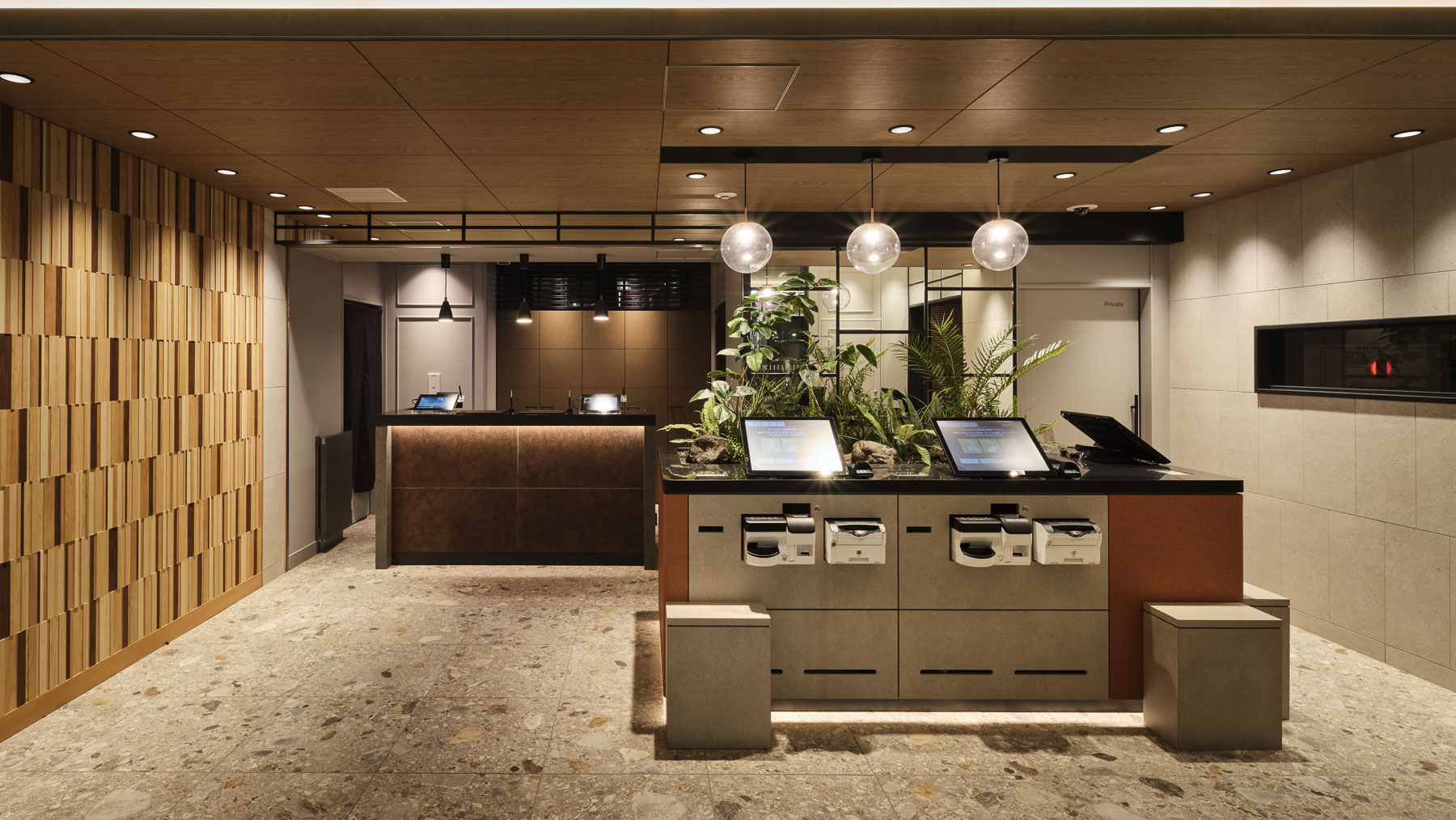 ひのき香るフロントでお迎えいたします