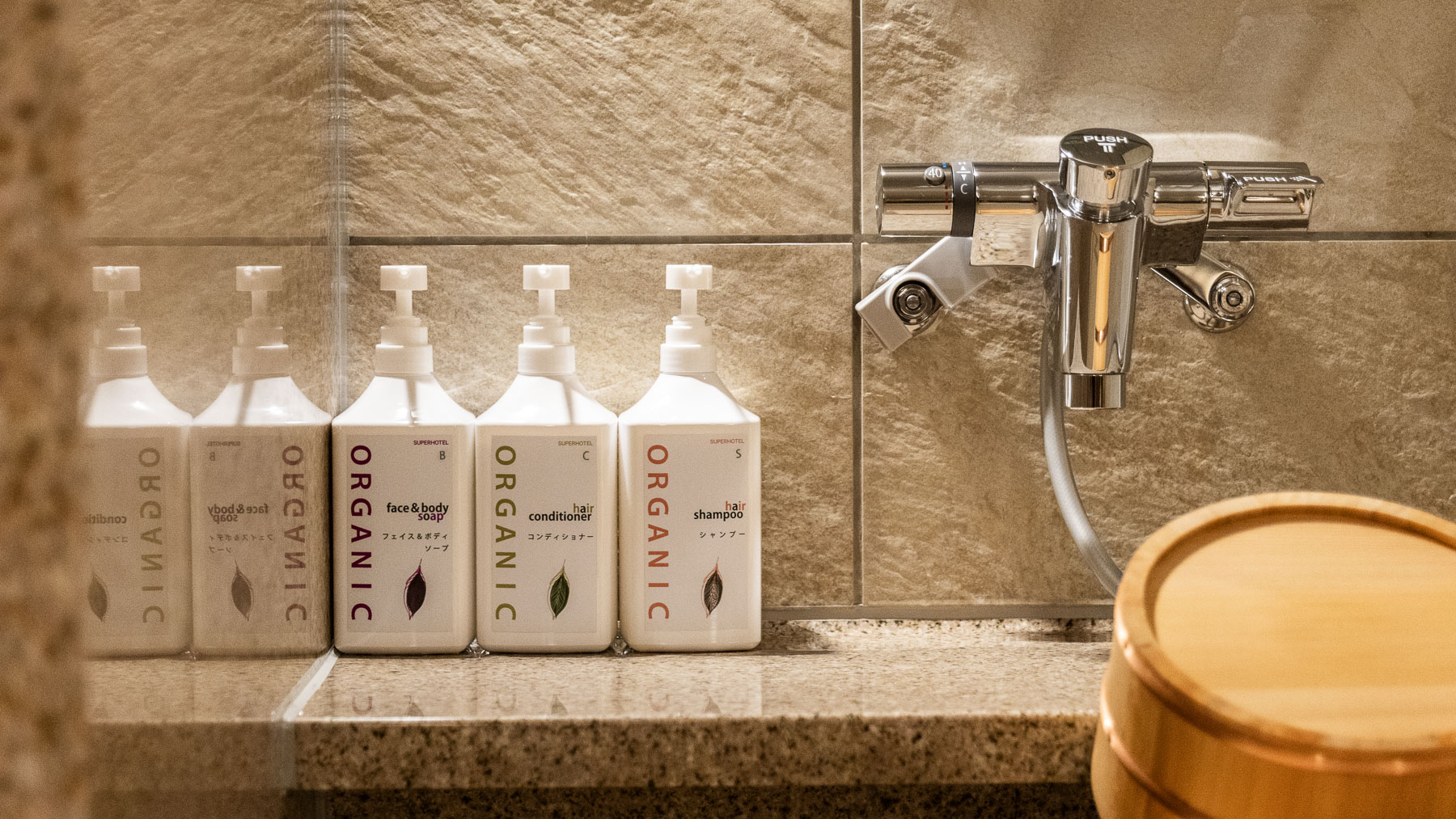 ５つのオーガニック認定ハーブエキス配合で地肌と髪に優しい「アロマハーブ」