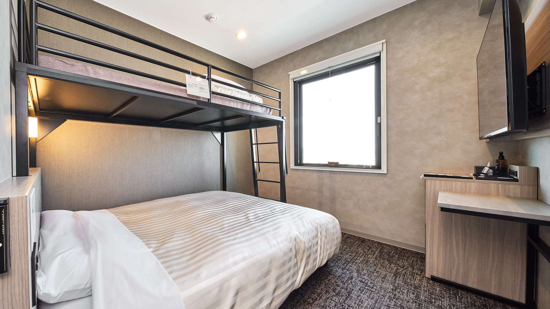 【スーパールーム】150㎝幅ワイドベッド＋100㎝幅ロフトベッドのお部屋です